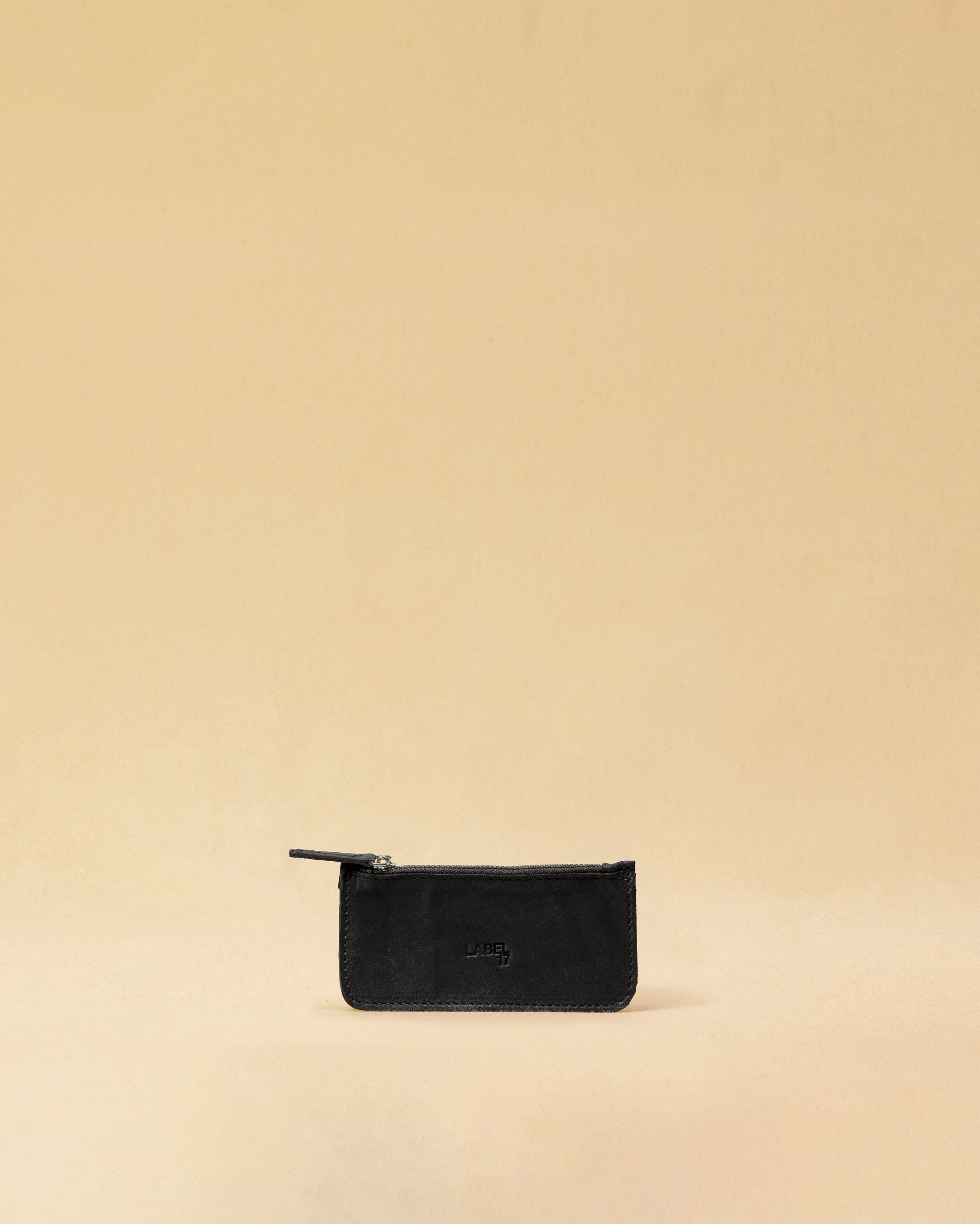 The three-piece Braided Portemonnaie TRINITY by LABEL17 is an ensemble of refined functionality and craftsmanship – made from supple, hand-braided nappa leather. It features a woven zip-around case and two removable inner pouches: one for cards, one for coins.
Handmade in Morocco.