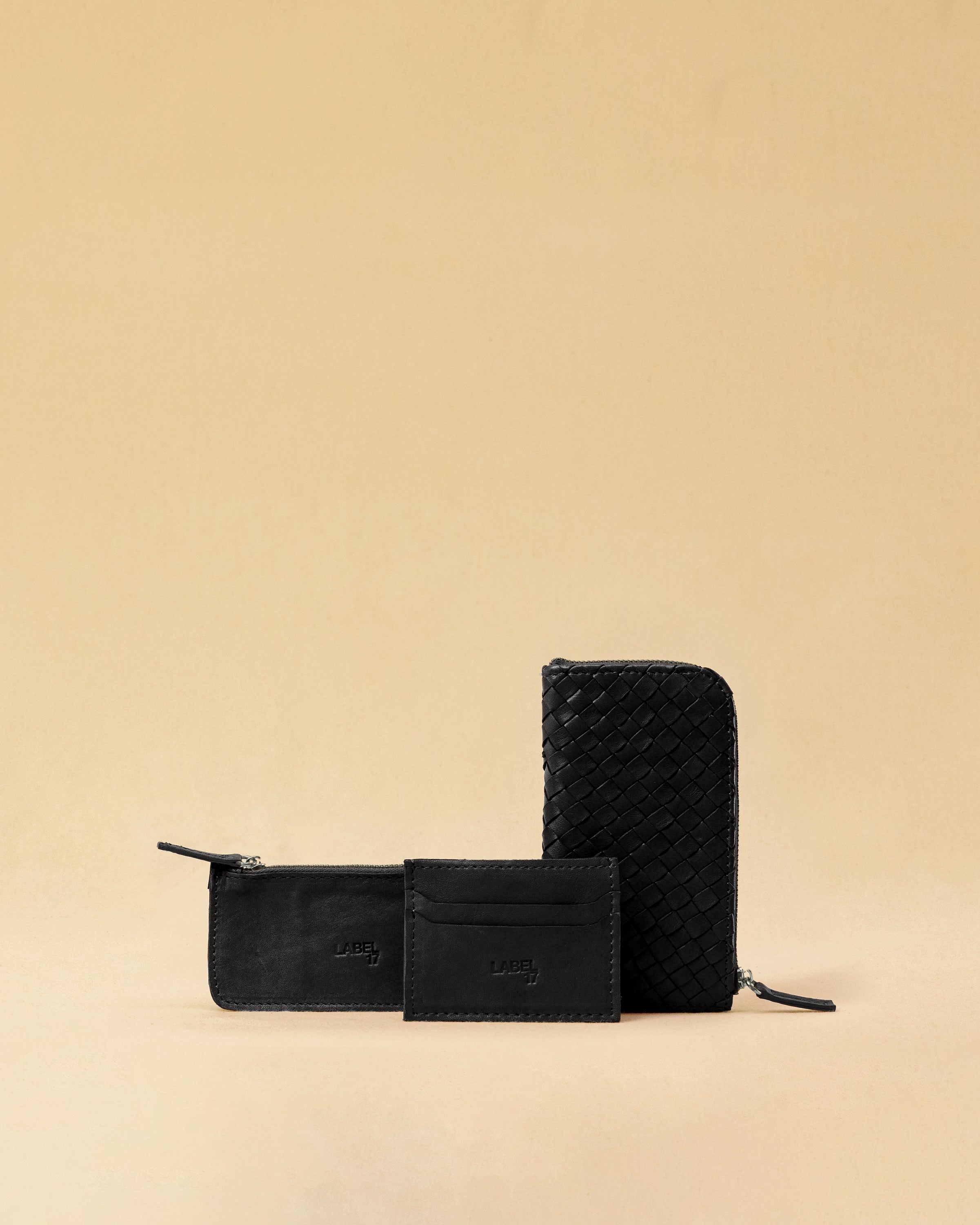 The three-piece Braided Portemonnaie TRINITY by LABEL17 is an ensemble of refined functionality and craftsmanship – made from supple, hand-braided nappa leather. It features a woven zip-around case and two removable inner pouches: one for cards, one for coins.
Handmade in Morocco.