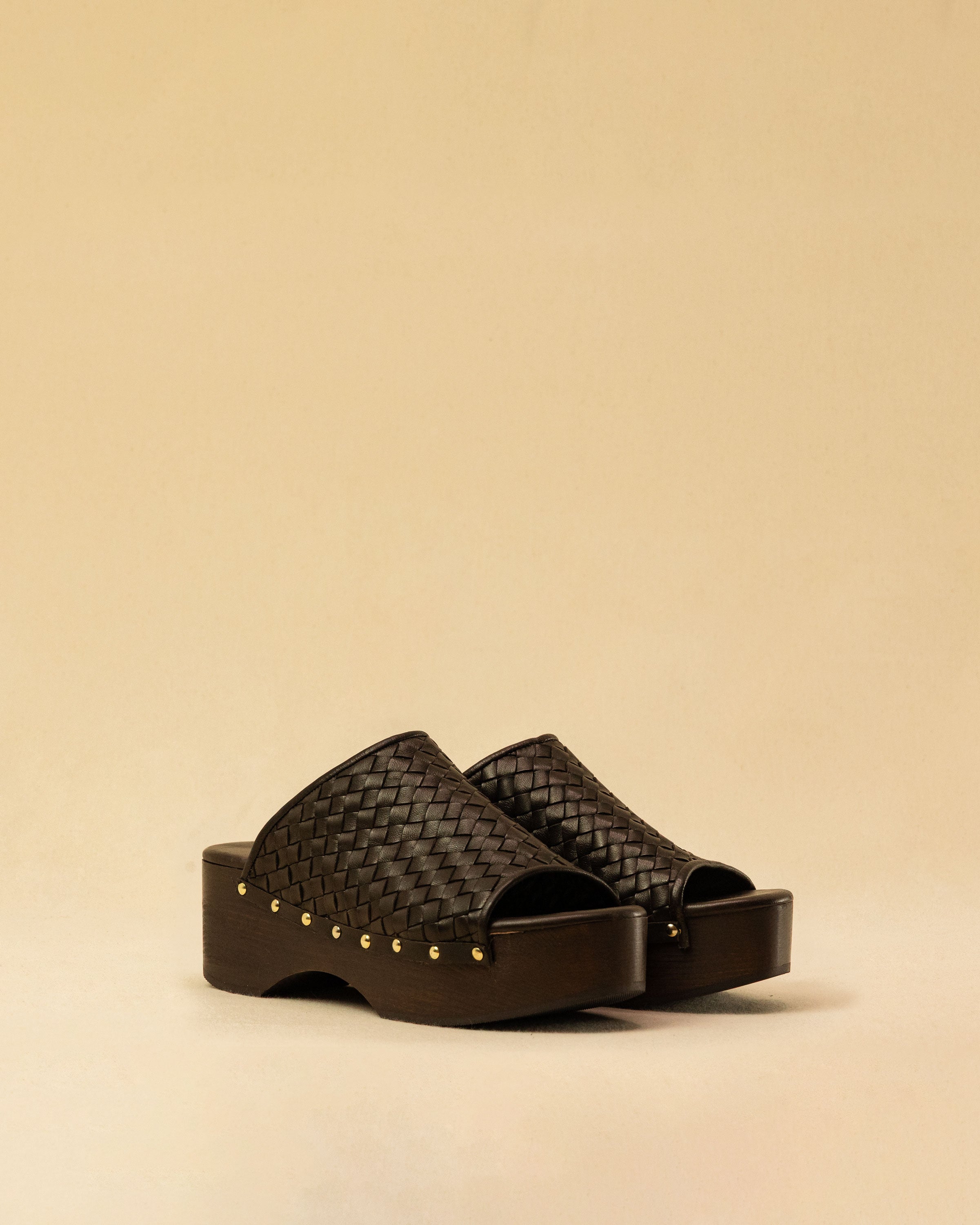 Open Toe Clogs ELLA in dark brown by LABEL17, crafted from supple, vegetable-tanned lamb nappa leather. The shoe features a durable Vibram sole for comfort and stability. The artisanal craftsmanship enhances the overall aesthetic, making these clogs a true statement piece. Quiet luxury at its best. Handmade in Greece.