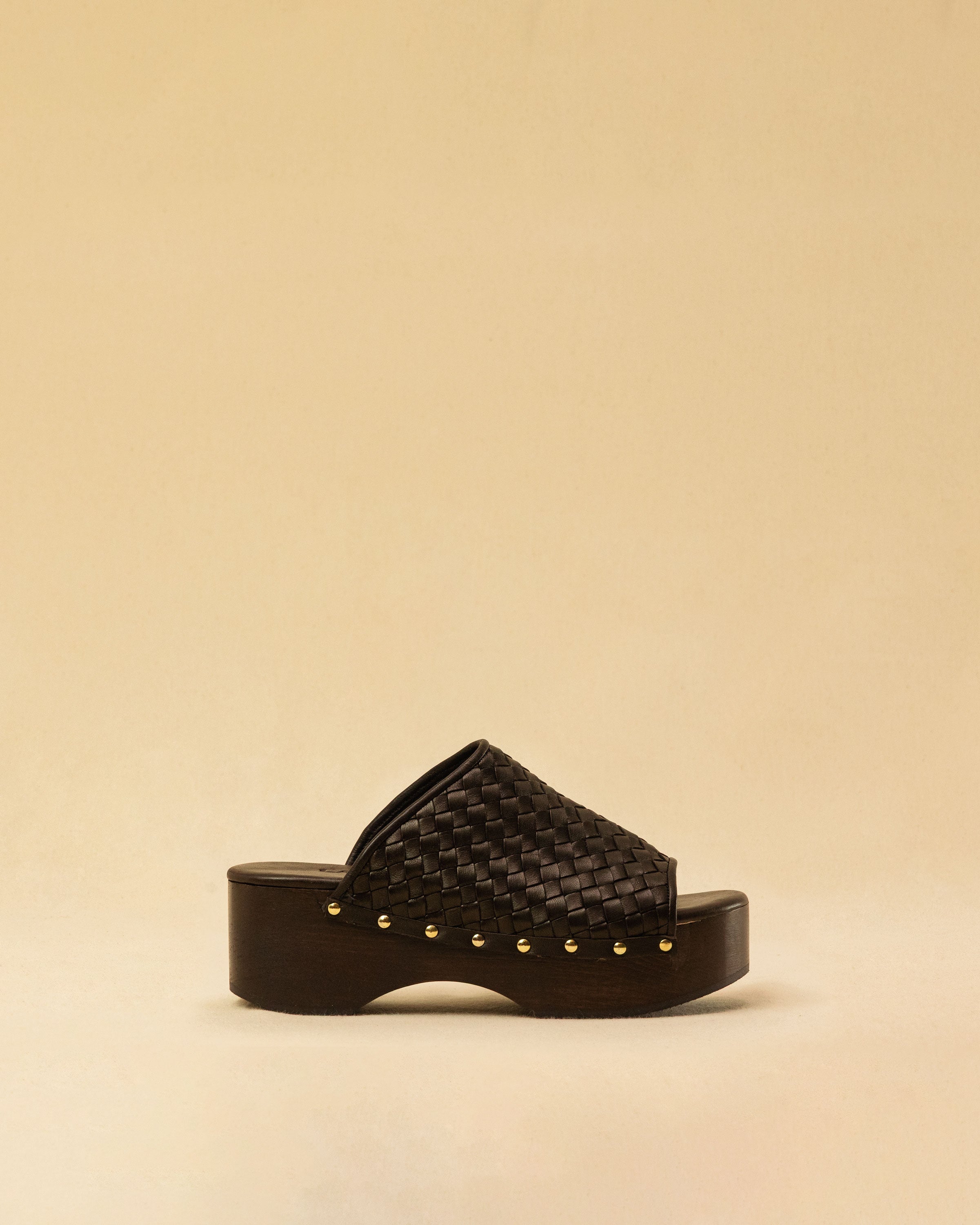 Open Toe Clogs ELLA in dark brown by LABEL17, crafted from supple, vegetable-tanned lamb nappa leather. The shoe features a durable Vibram sole for comfort and stability. The artisanal craftsmanship enhances the overall aesthetic, making these clogs a true statement piece. Quiet luxury at its best. Handmade in Greece.