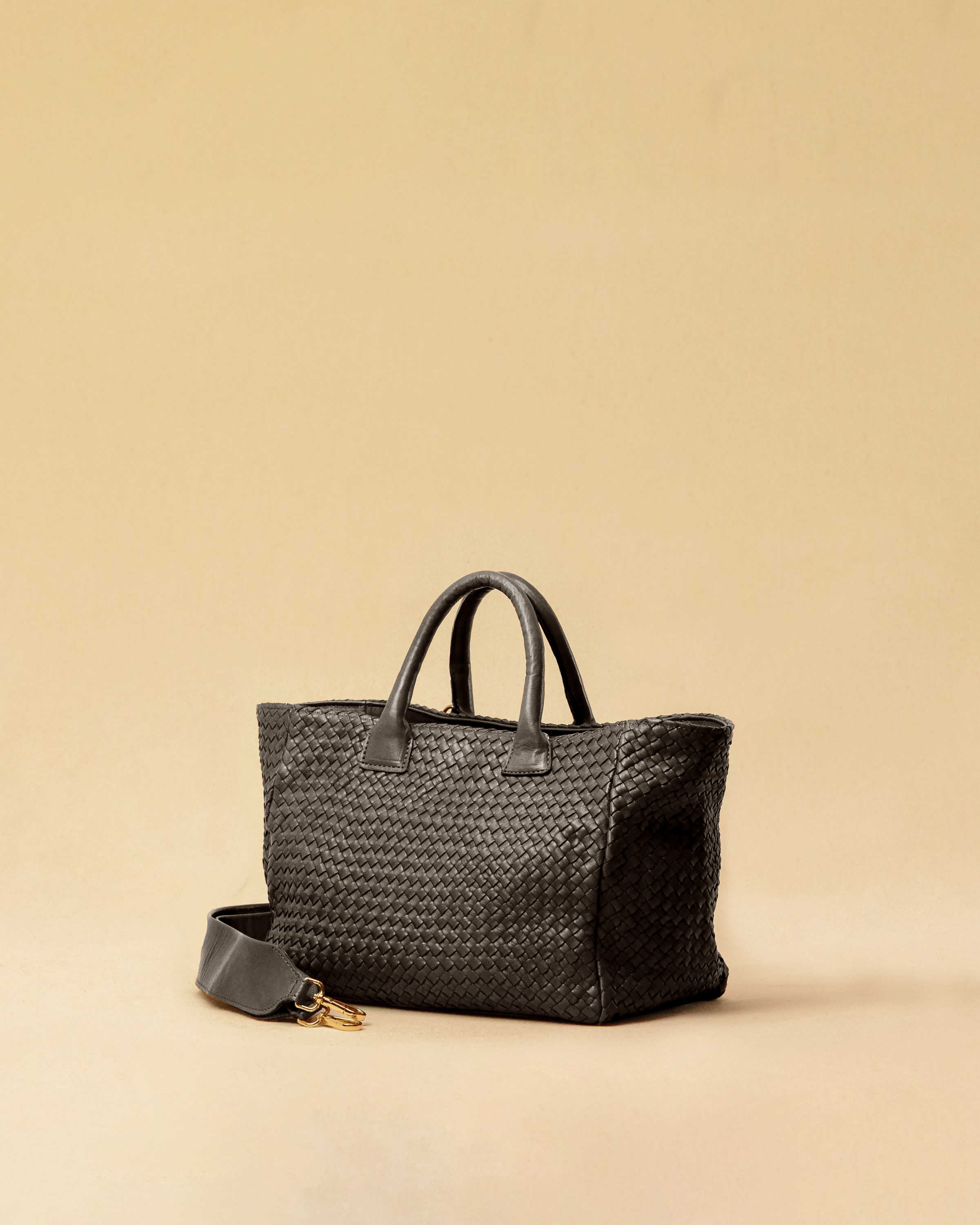 The Cabas Medium by LABEL17 is a lightweight handbag crafted from supple, vegetable-tanned nappa leather. Hand-braided and finished with a zip closure and detachable shoulder strap, it features a leather-lined interior with a secure inner pocket – combining refined design with everyday functionality.