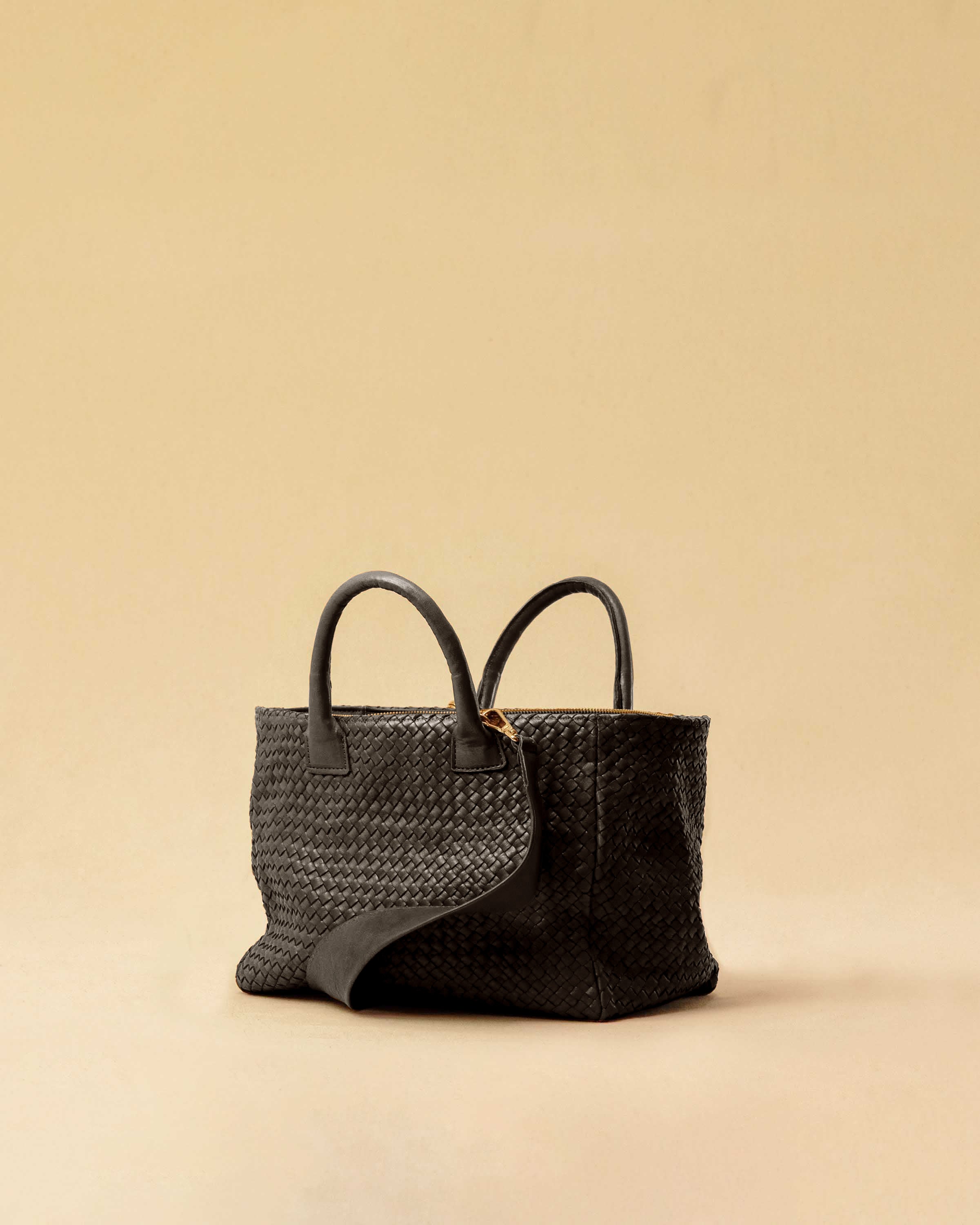 The Cabas Medium by LABEL17 is a lightweight handbag crafted from supple, vegetable-tanned nappa leather. Hand-braided and finished with a zip closure and detachable shoulder strap, it features a leather-lined interior with a secure inner pocket – combining refined design with everyday functionality.