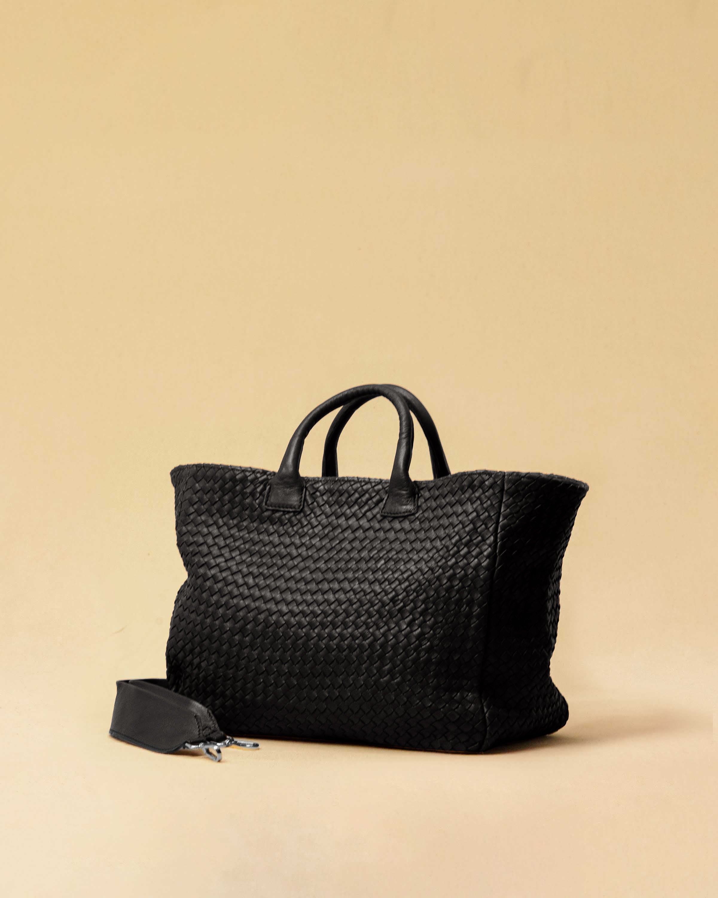 The Cabas Standard by LABEL17 is a larger version of the Cabas Medium – a lightweight handbag made from supple, vegetable-tanned nappa leather. Hand-braided, it features a zip closure, detachable shoulder strap, and a leather-lined interior with a secure inner pocket.
Spacious enough to fit your 14“ laptop in our Laptop Case 14 – perfect for a stylish everyday routine. Handmade in Morocco