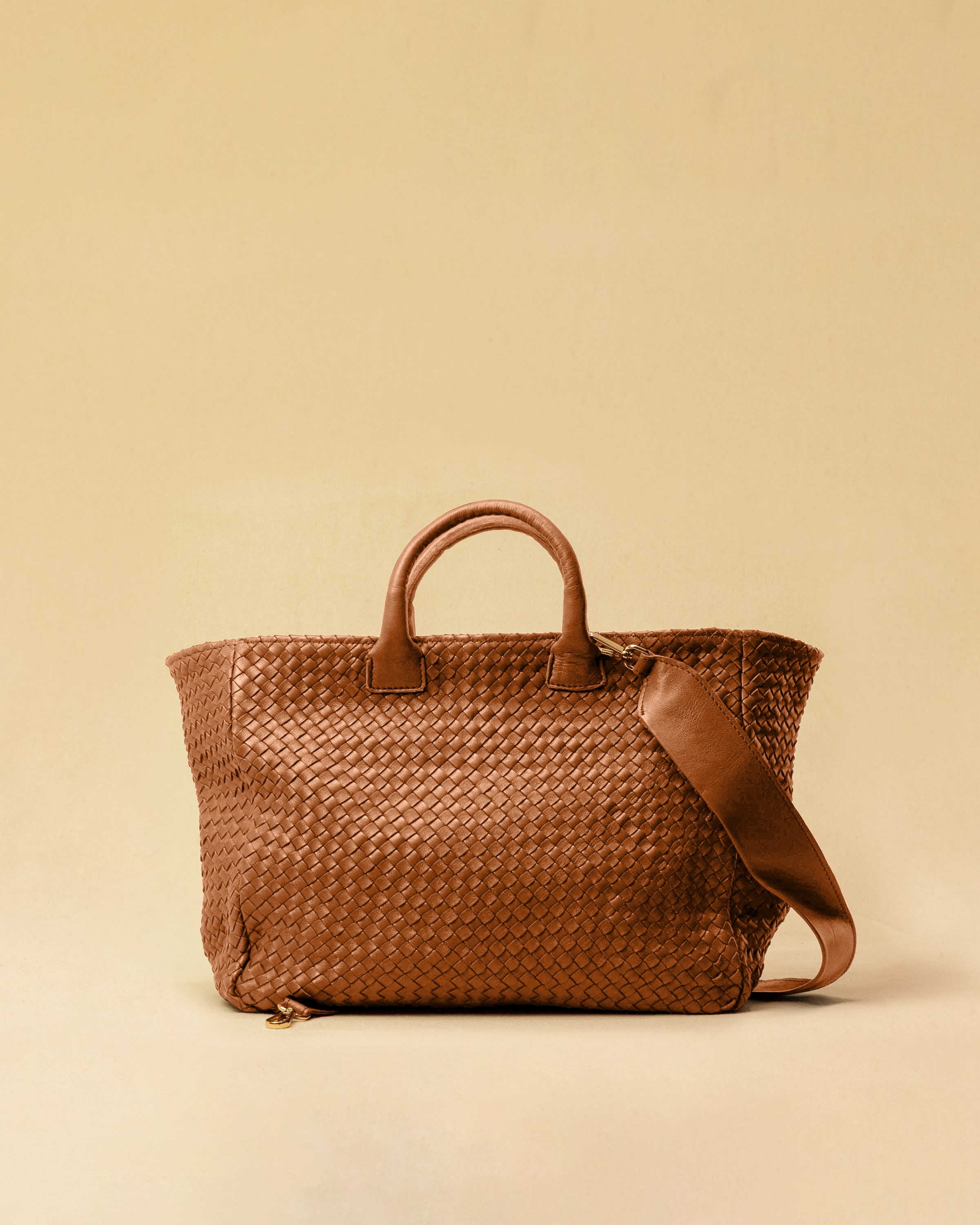 The Cabas Standard by LABEL17 is a larger version of the Cabas Medium – a lightweight handbag made from supple, vegetable-tanned nappa leather. Hand-braided, it features a zip closure, detachable shoulder strap, and a leather-lined interior with a secure inner pocket.
Spacious enough to fit your 14“ laptop in our Laptop Case 14 – perfect for a stylish everyday routine. Handmade in Morocco