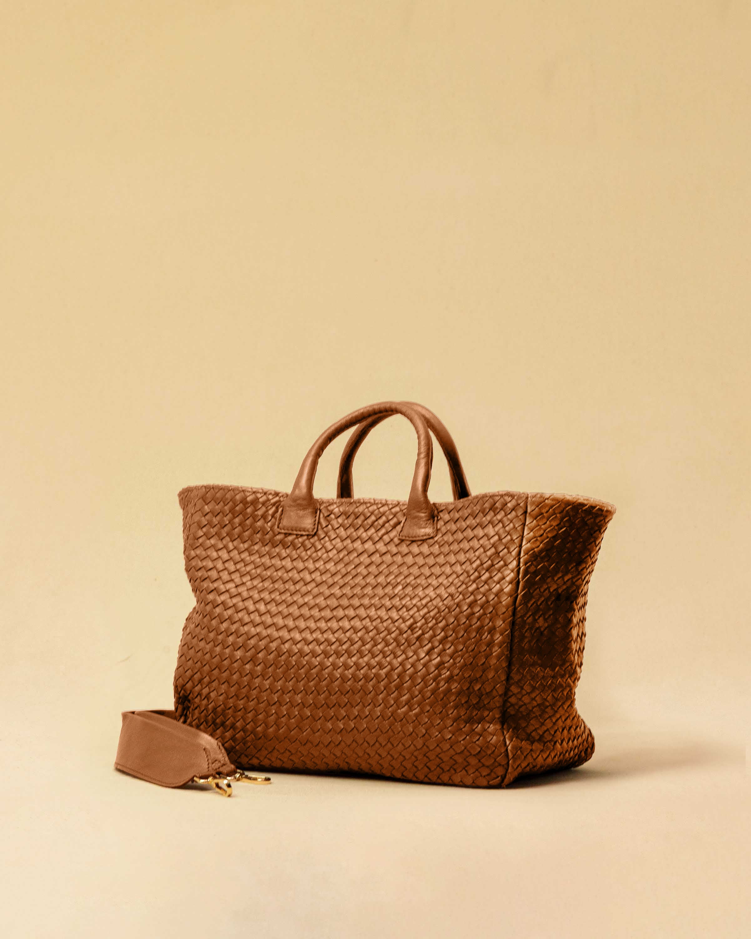 The Cabas Standard by LABEL17 is a larger version of the Cabas Medium – a lightweight handbag made from supple, vegetable-tanned nappa leather. Hand-braided, it features a zip closure, detachable shoulder strap, and a leather-lined interior with a secure inner pocket.
Spacious enough to fit your 14“ laptop in our Laptop Case 14 – perfect for a stylish everyday routine. Handmade in Morocco