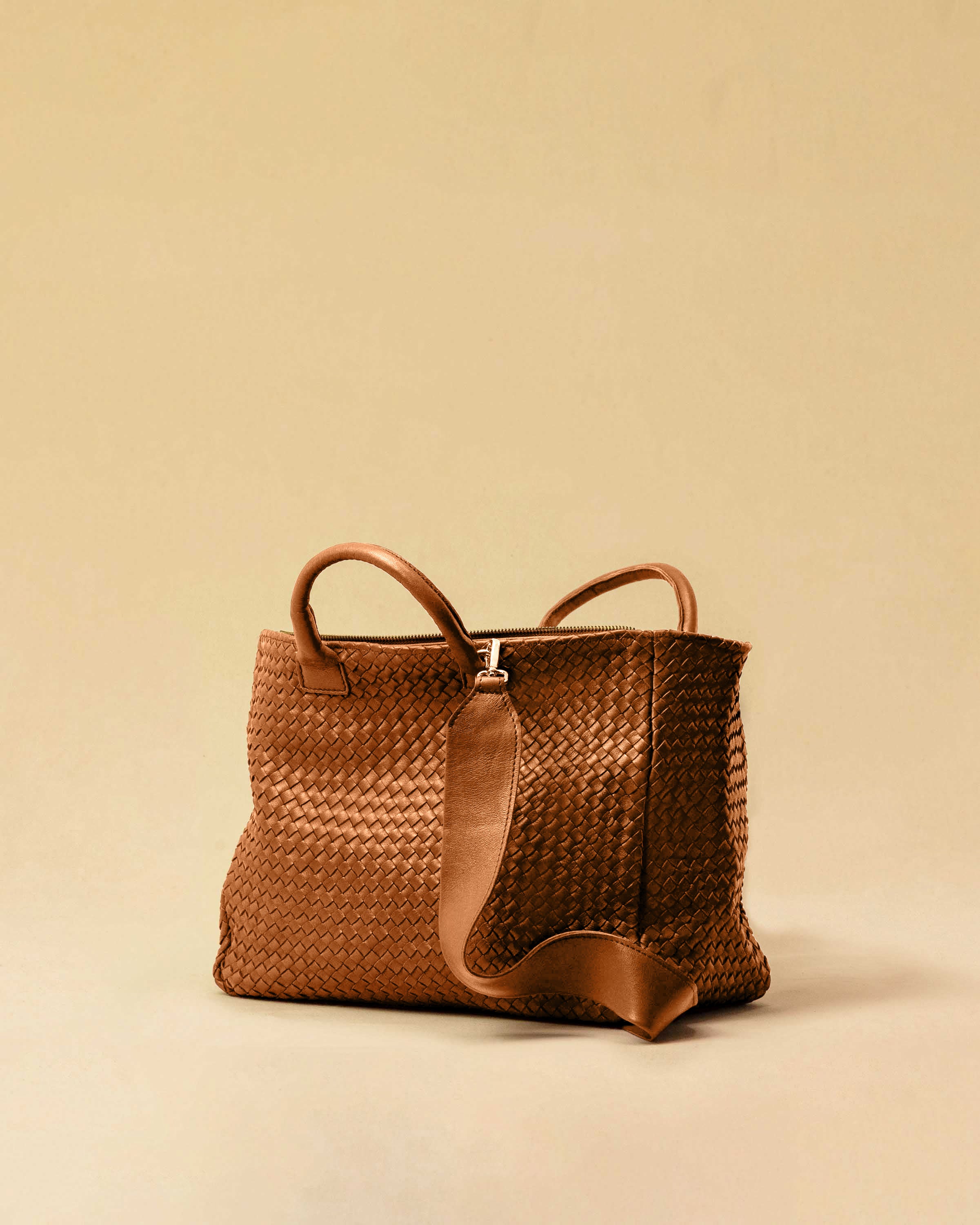 The Cabas Standard by LABEL17 is a larger version of the Cabas Medium – a lightweight handbag made from supple, vegetable-tanned nappa leather. Hand-braided, it features a zip closure, detachable shoulder strap, and a leather-lined interior with a secure inner pocket.
Spacious enough to fit your 14“ laptop in our Laptop Case 14 – perfect for a stylish everyday routine. Handmade in Morocco