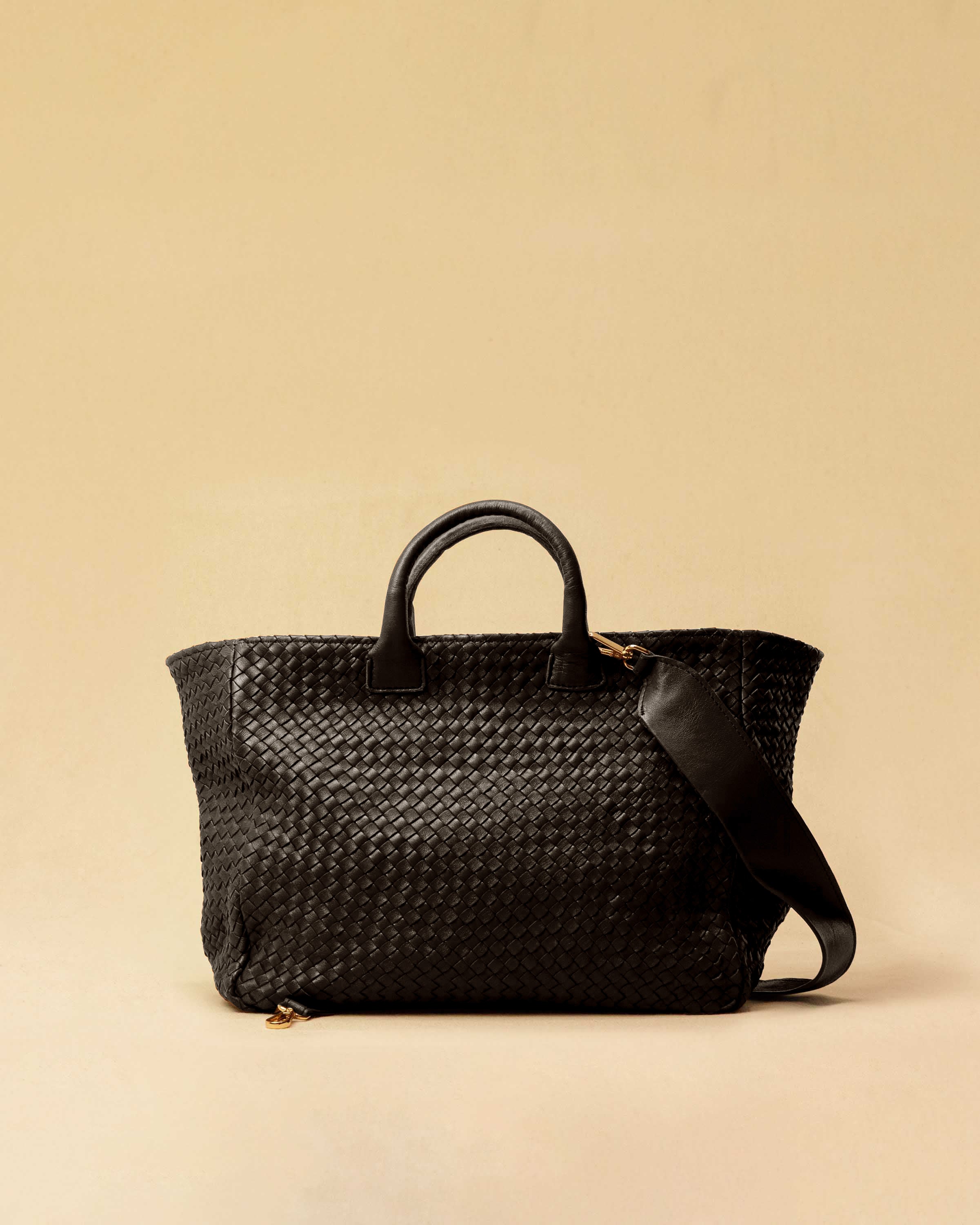 The Cabas Standard by LABEL17 is a larger version of the Cabas Medium – a lightweight handbag made from supple, vegetable-tanned nappa leather. Hand-braided, it features a zip closure, detachable shoulder strap, and a leather-lined interior with a secure inner pocket.
Spacious enough to fit your 14“ laptop in our Laptop Case 14 – perfect for a stylish everyday routine. Handmade in Morocco