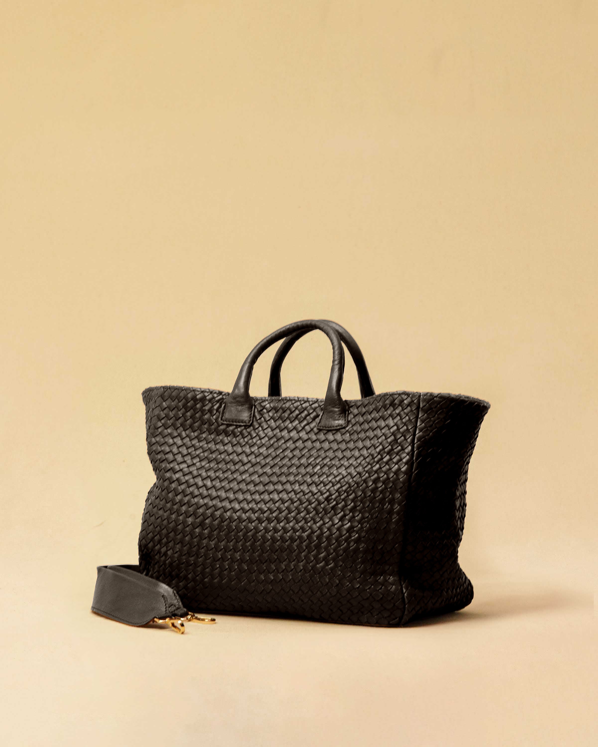 The Cabas Standard by LABEL17 is a larger version of the Cabas Medium – a lightweight handbag made from supple, vegetable-tanned nappa leather. Hand-braided, it features a zip closure, detachable shoulder strap, and a leather-lined interior with a secure inner pocket.
Spacious enough to fit your 14“ laptop in our Laptop Case 14 – perfect for a stylish everyday routine. Handmade in Morocco