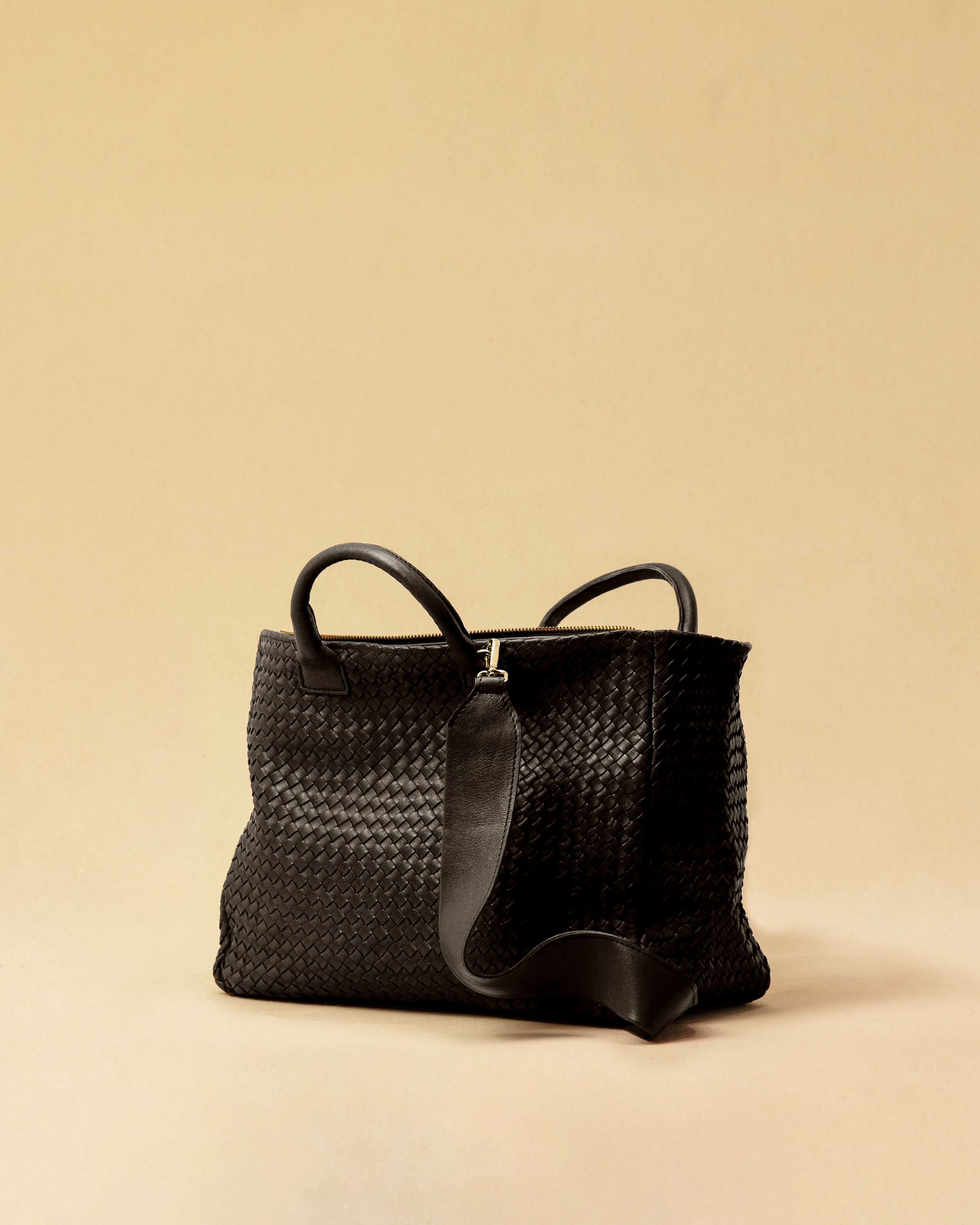 The Cabas Standard by LABEL17 is a larger version of the Cabas Medium – a lightweight handbag made from supple, vegetable-tanned nappa leather. Hand-braided, it features a zip closure, detachable shoulder strap, and a leather-lined interior with a secure inner pocket.
Spacious enough to fit your 14“ laptop in our Laptop Case 14 – perfect for a stylish everyday routine. Handmade in Morocco