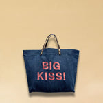 Bestickte Stofftasche von LABEL17 mit braunen Lederhenkeln und BIG KISS Botschaft auf der Vorderseite. Hergestellt in Marokko