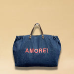 Bestickte Stofftasche von LABEL17 mit braunen Lederhenkeln und AMORE Botschaft auf der Vorderseite. Hergestellt in Marokko