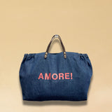 Bestickte Stofftasche von LABEL17 mit braunen Lederhenkeln und AMORE Botschaft auf der Vorderseite. Hergestellt in Marokko