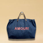 Bestickte Stofftasche von LABEL17 mit braunen Lederhenkeln und AMOUR Botschaft auf der Vorderseite. Hergestellt in Marokko