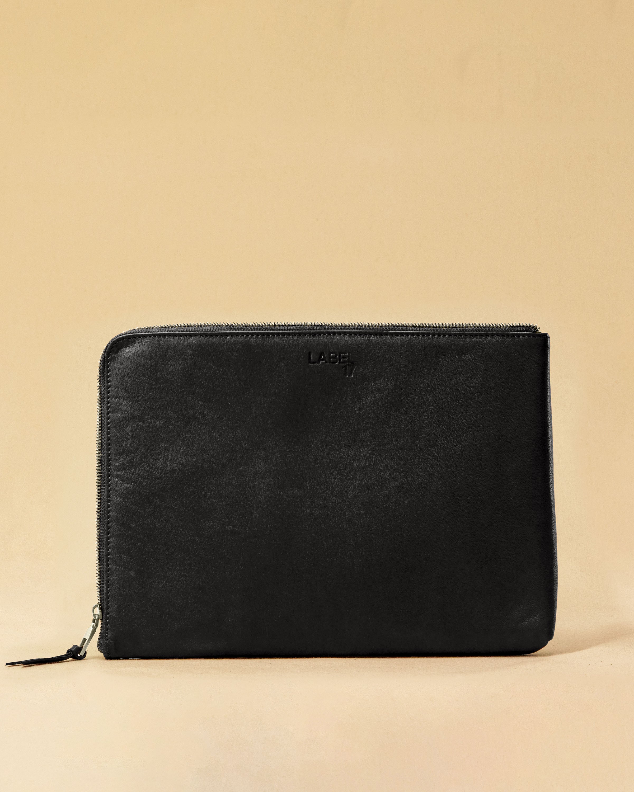 Style and Security, woven into one. The Braided Laptop Case 14 by LABEL17, combines hand-braided lamb nappa leather on the front with smooth leather on the back. Lightly padded, it holds laptops from 13” to 14” securely – with room for documents.
Also available for 15” and 16” devices.
Handmade in Morocco.