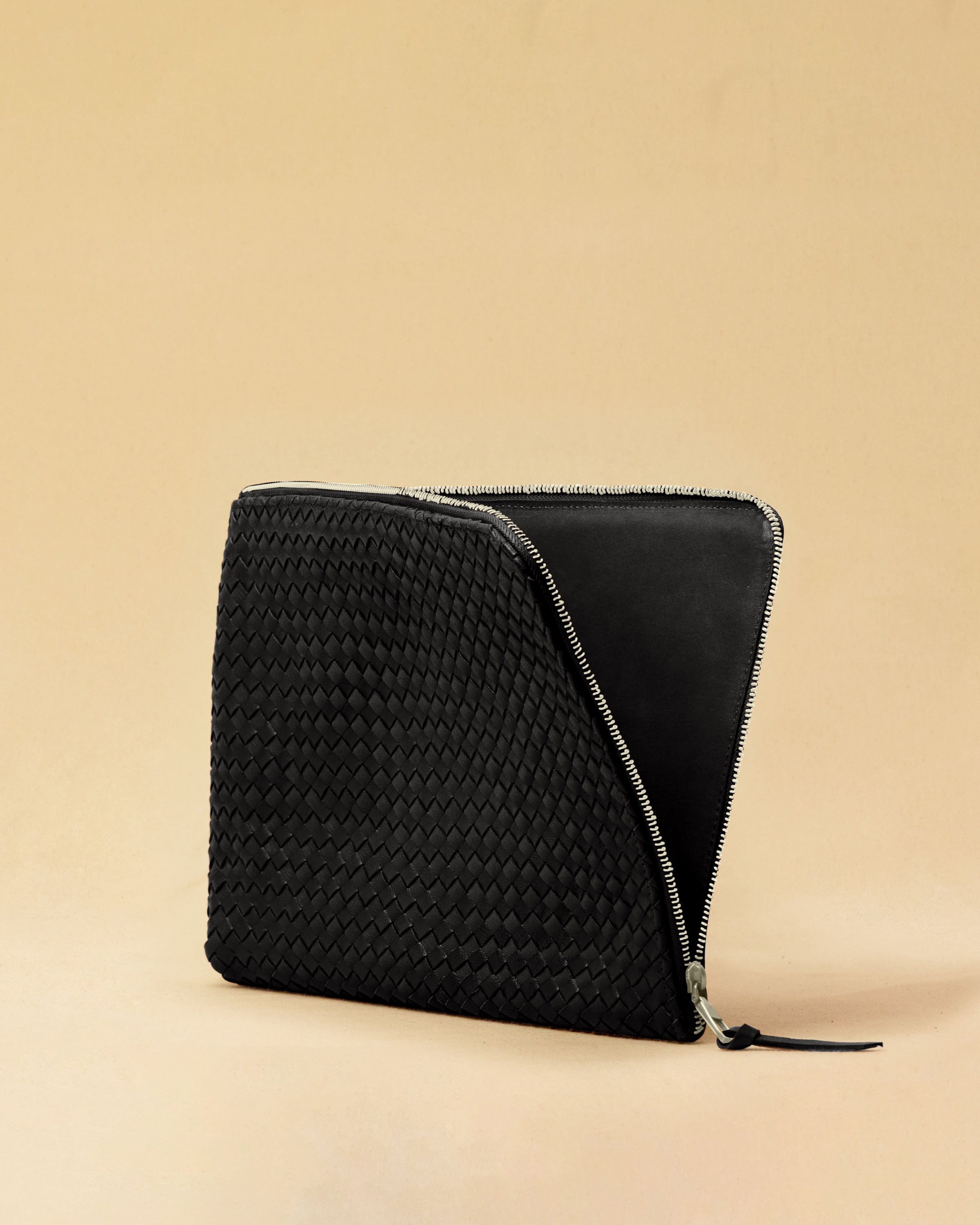 Style and Security, woven into one. The Braided Laptop Case 14 by LABEL17, combines hand-braided lamb nappa leather on the front with smooth leather on the back. Lightly padded, it holds laptops from 13” to 14” securely – with room for documents.
Also available for 15” and 16” devices.
Handmade in Morocco.