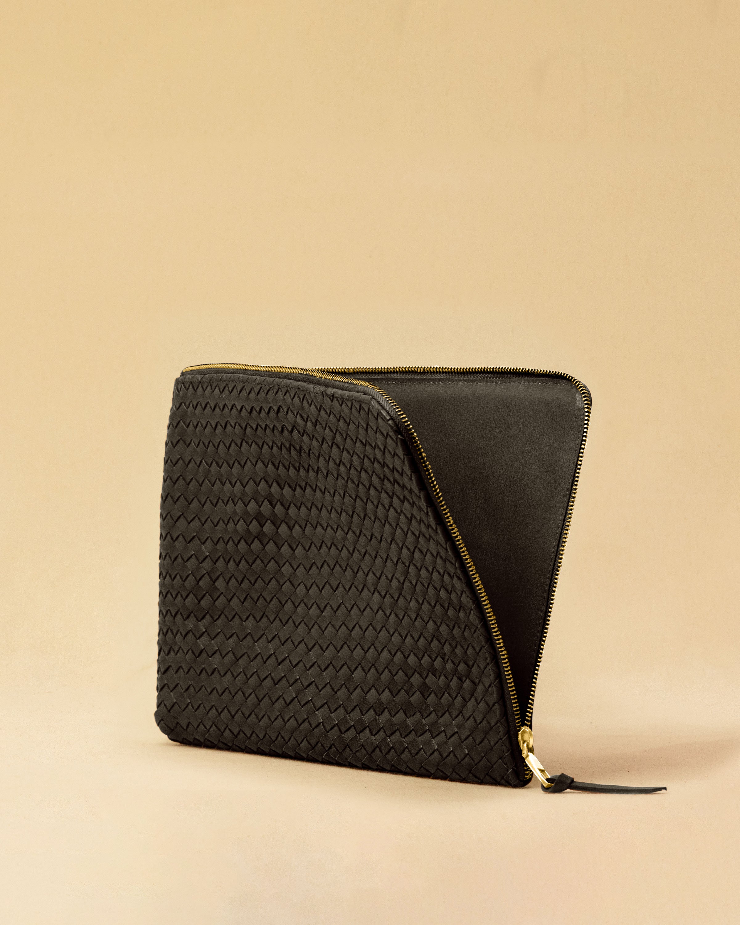 Style and Security, woven into one. The Braided Laptop Case 14 by LABEL17, combines hand-braided lamb nappa leather on the front with smooth leather on the back. Lightly padded, it holds laptops from 13” to 14” securely – with room for documents.
Also available for 15” and 16” devices.
Handmade in Morocco.