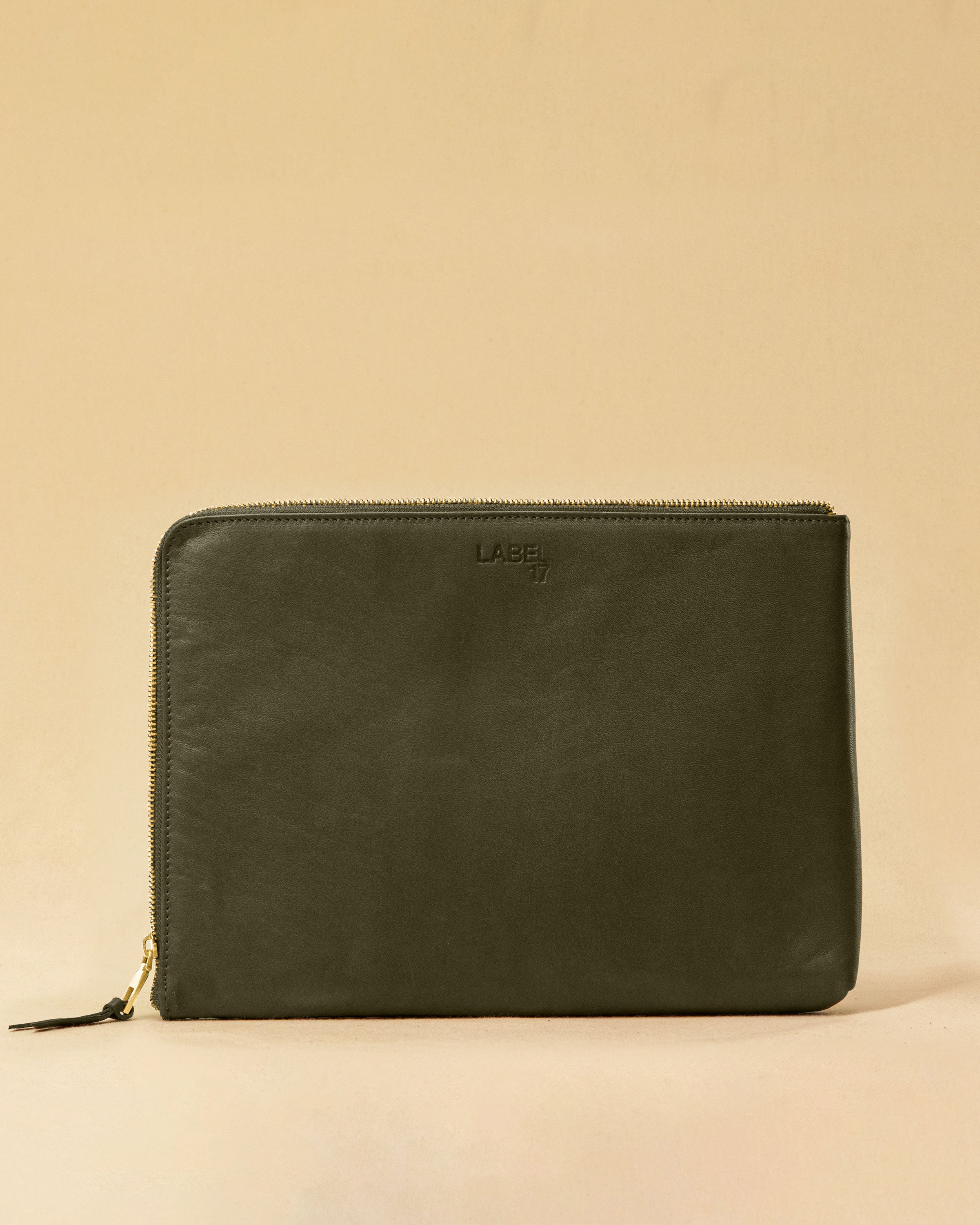 Style and Security, woven into one. The Braided Laptop Case 14 by LABEL17, combines hand-braided lamb nappa leather on the front with smooth leather on the back. Lightly padded, it holds laptops from 13” to 14” securely – with room for documents.
Also available for 15” and 16” devices.
Handmade in Morocco.