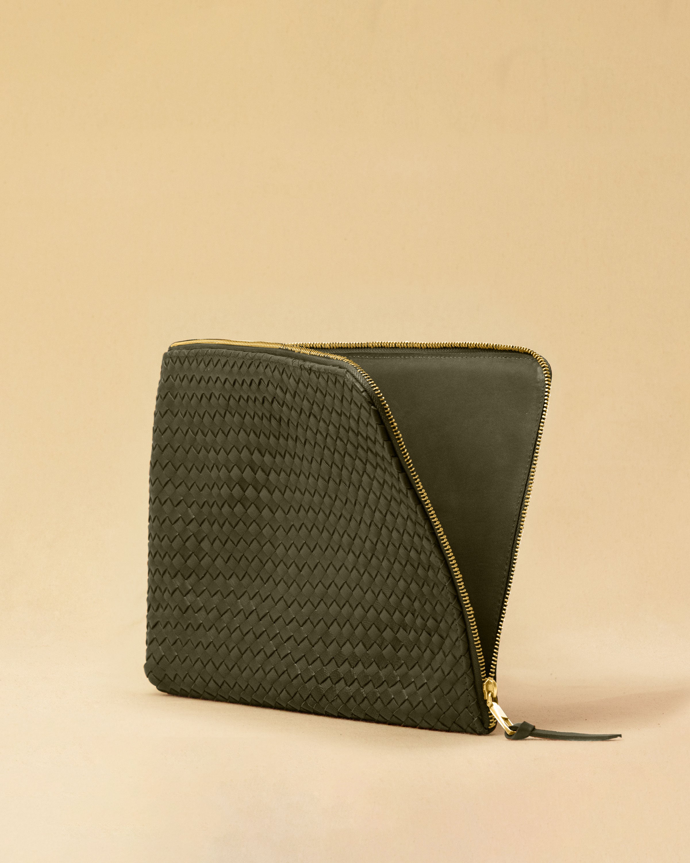 Style and Security, woven into one. The Braided Laptop Case 14 by LABEL17, combines hand-braided lamb nappa leather on the front with smooth leather on the back. Lightly padded, it holds laptops from 13” to 14” securely – with room for documents.
Also available for 15” and 16” devices.
Handmade in Morocco.