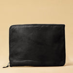 Style and Security, woven into one. The Braided Laptop Case 16 by LABEL17 combines hand-braided lamb nappa leather on the front with smooth leather on the back. Lightly padded, it holds laptops from 15” to 16” securely – with room for documents.
Also available for 13” and 14” devices.
Handmade in Morocco.