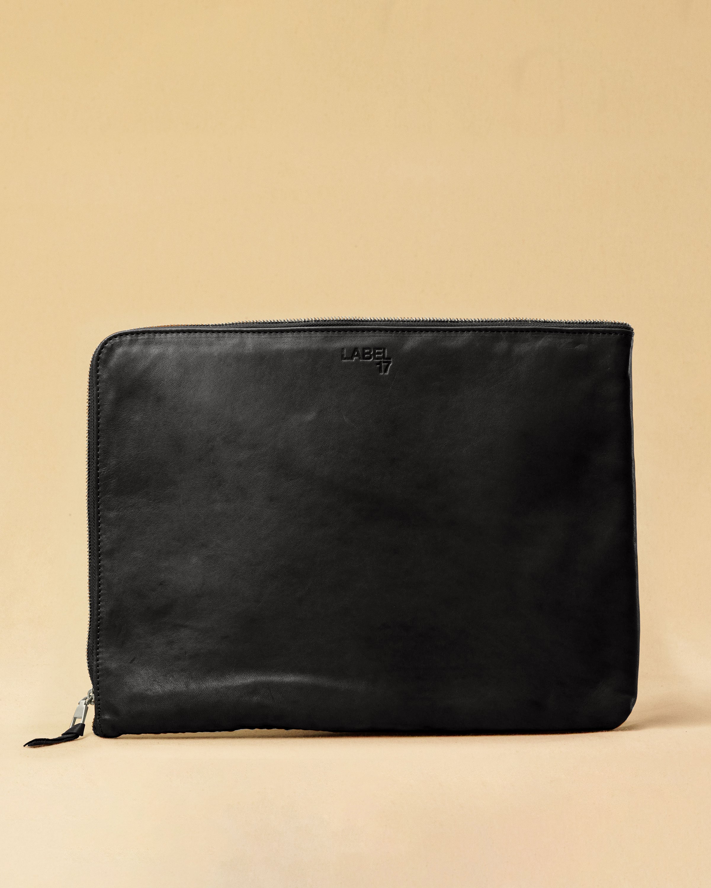 Style and Security, woven into one. The Braided Laptop Case 16 by LABEL17 combines hand-braided lamb nappa leather on the front with smooth leather on the back. Lightly padded, it holds laptops from 15” to 16” securely – with room for documents.
Also available for 13” and 14” devices.
Handmade in Morocco.