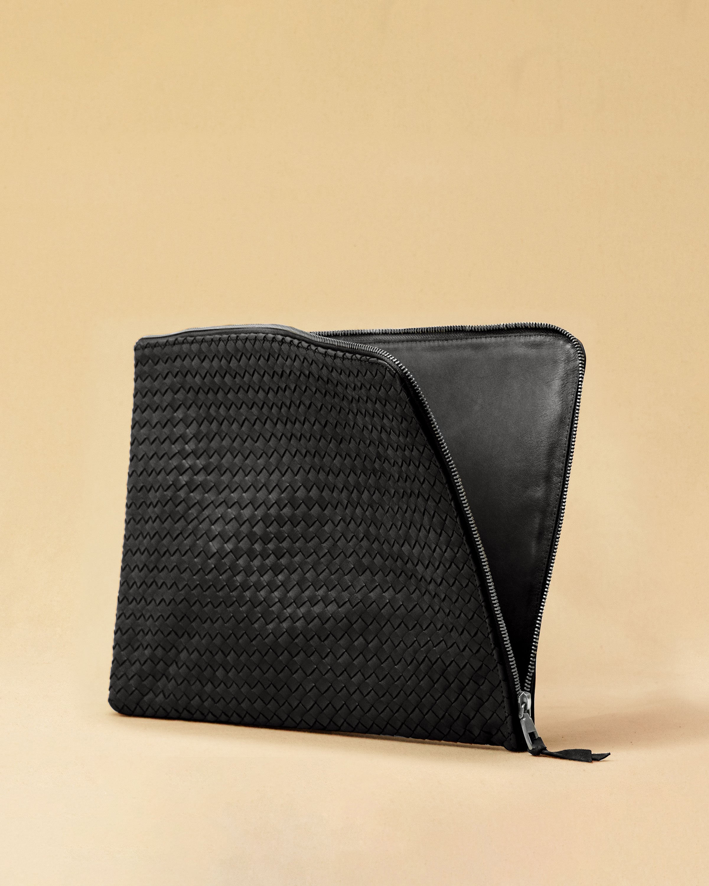 Style and Security, woven into one. The Braided Laptop Case 16 by LABEL17 combines hand-braided lamb nappa leather on the front with smooth leather on the back. Lightly padded, it holds laptops from 15” to 16” securely – with room for documents.
Also available for 13” and 14” devices.
Handmade in Morocco.