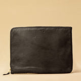 Style and Security, woven into one. The Braided Laptop Case 16 by LABEL17 combines hand-braided lamb nappa leather on the front with smooth leather on the back. Lightly padded, it holds laptops from 15” to 16” securely – with room for documents.
Also available for 13” and 14” devices.
Handmade in Morocco.