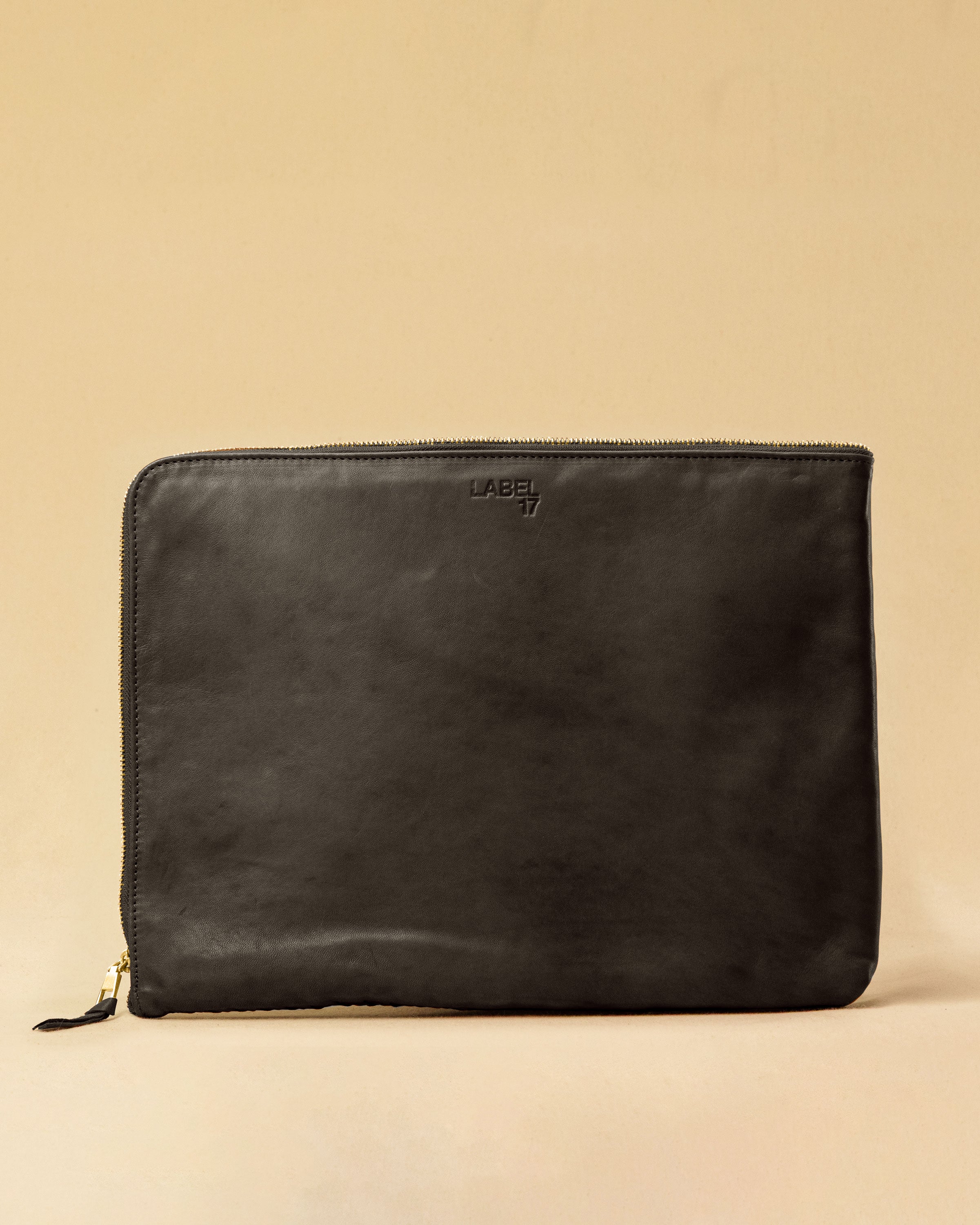 Style and Security, woven into one. The Braided Laptop Case 16 by LABEL17 combines hand-braided lamb nappa leather on the front with smooth leather on the back. Lightly padded, it holds laptops from 15” to 16” securely – with room for documents.
Also available for 13” and 14” devices.
Handmade in Morocco.