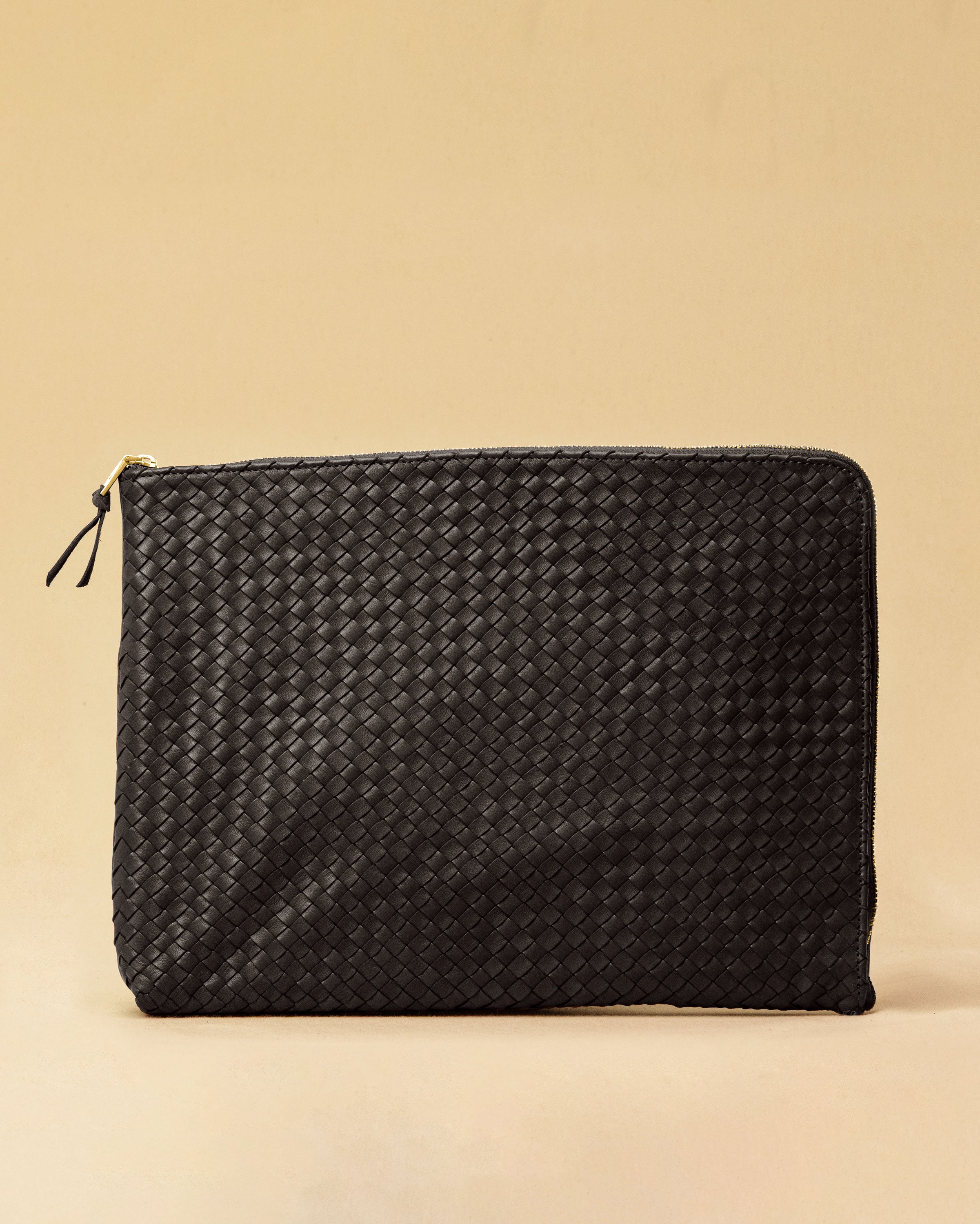 Style and Security, woven into one. The Braided Laptop Case 16 by LABEL17 combines hand-braided lamb nappa leather on the front with smooth leather on the back. Lightly padded, it holds laptops from 15” to 16” securely – with room for documents.
Also available for 13” and 14” devices.
Handmade in Morocco.