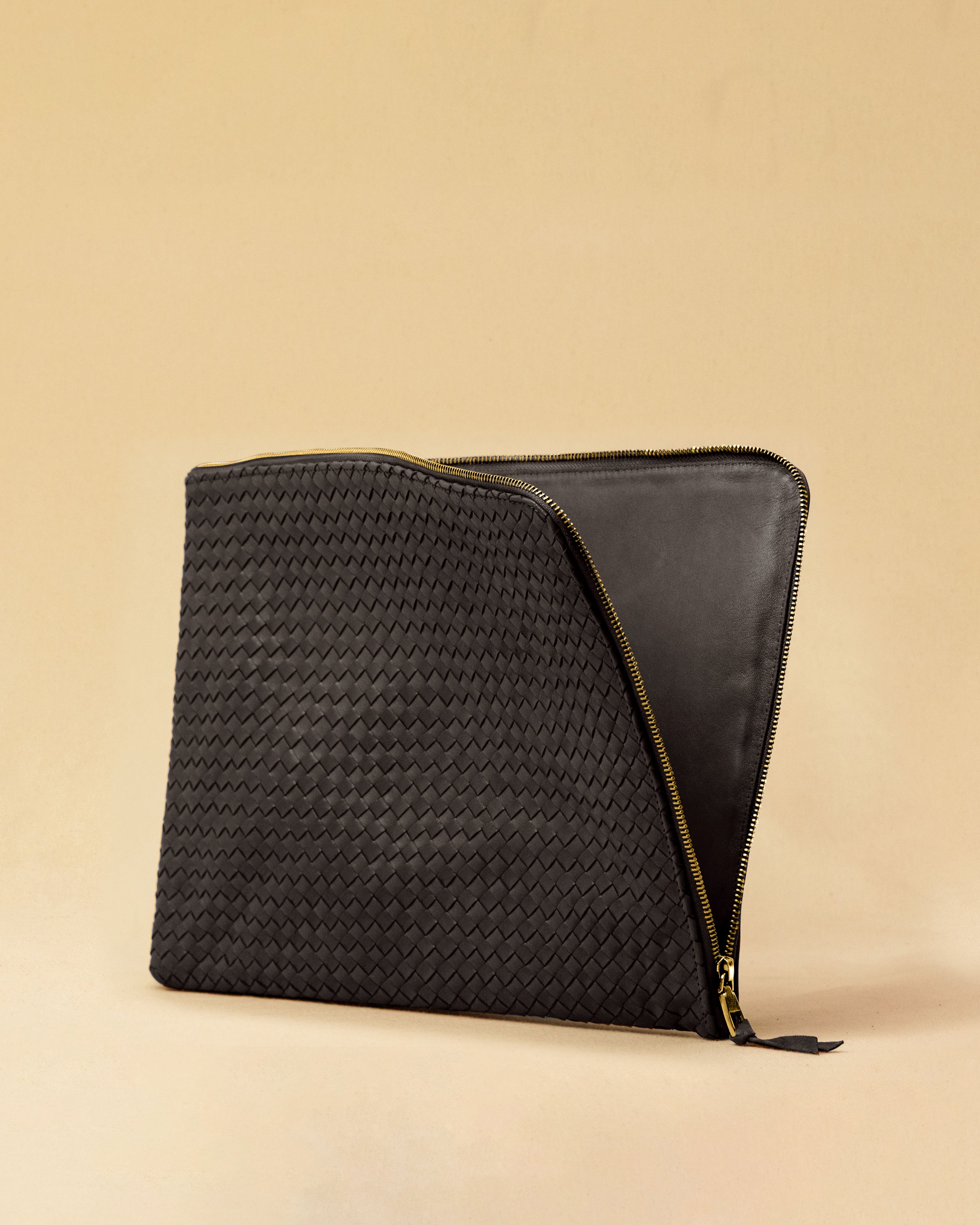 Style and Security, woven into one. The Braided Laptop Case 16 by LABEL17 combines hand-braided lamb nappa leather on the front with smooth leather on the back. Lightly padded, it holds laptops from 15” to 16” securely – with room for documents.
Also available for 13” and 14” devices.
Handmade in Morocco.