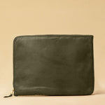 Style and Security, woven into one. The Braided Laptop Case 16 by LABEL17 combines hand-braided lamb nappa leather on the front with smooth leather on the back. Lightly padded, it holds laptops from 15” to 16” securely – with room for documents.
Also available for 13” and 14” devices.
Handmade in Morocco.