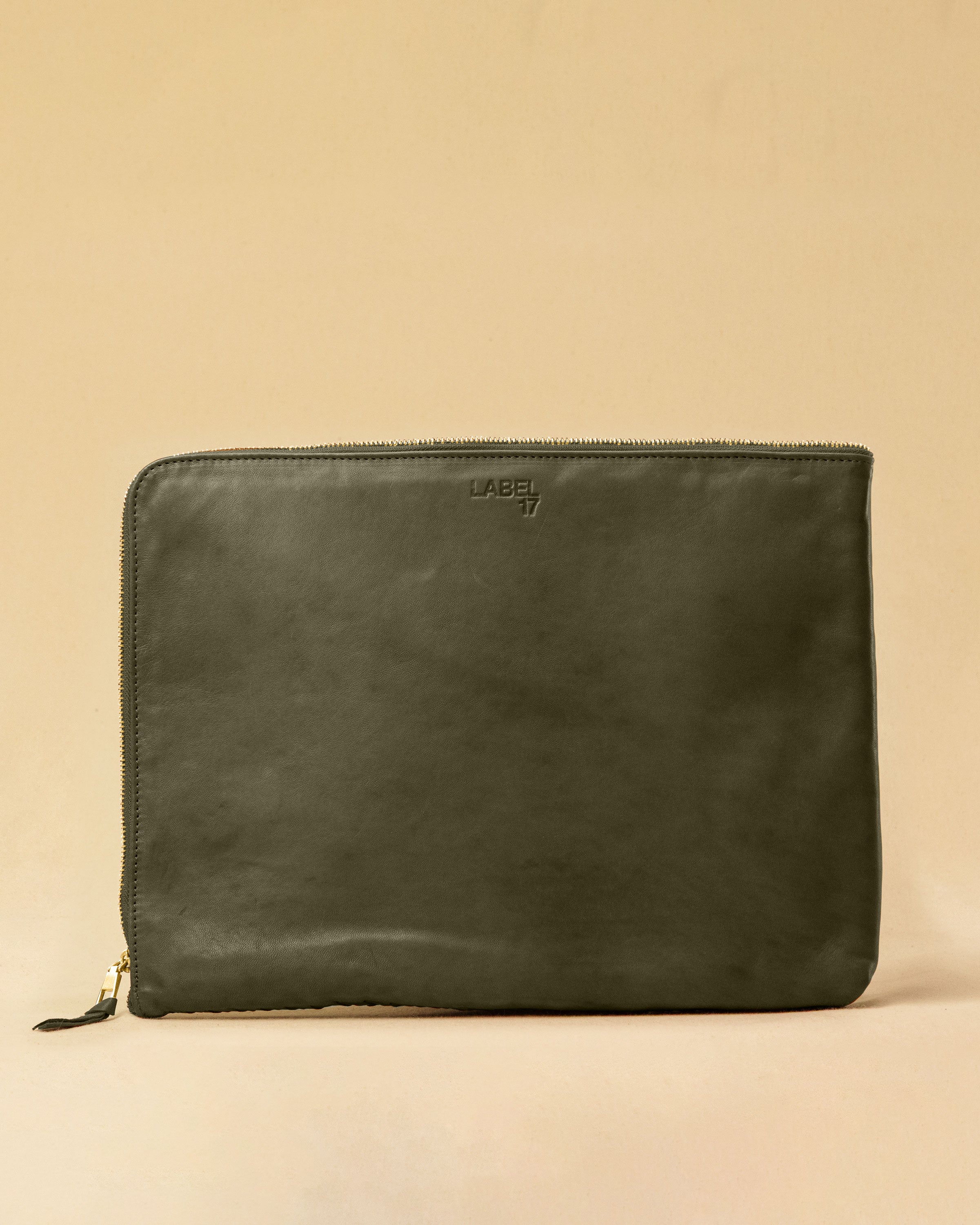 Style and Security, woven into one. The Braided Laptop Case 16 by LABEL17 combines hand-braided lamb nappa leather on the front with smooth leather on the back. Lightly padded, it holds laptops from 15” to 16” securely – with room for documents.
Also available for 13” and 14” devices.
Handmade in Morocco.