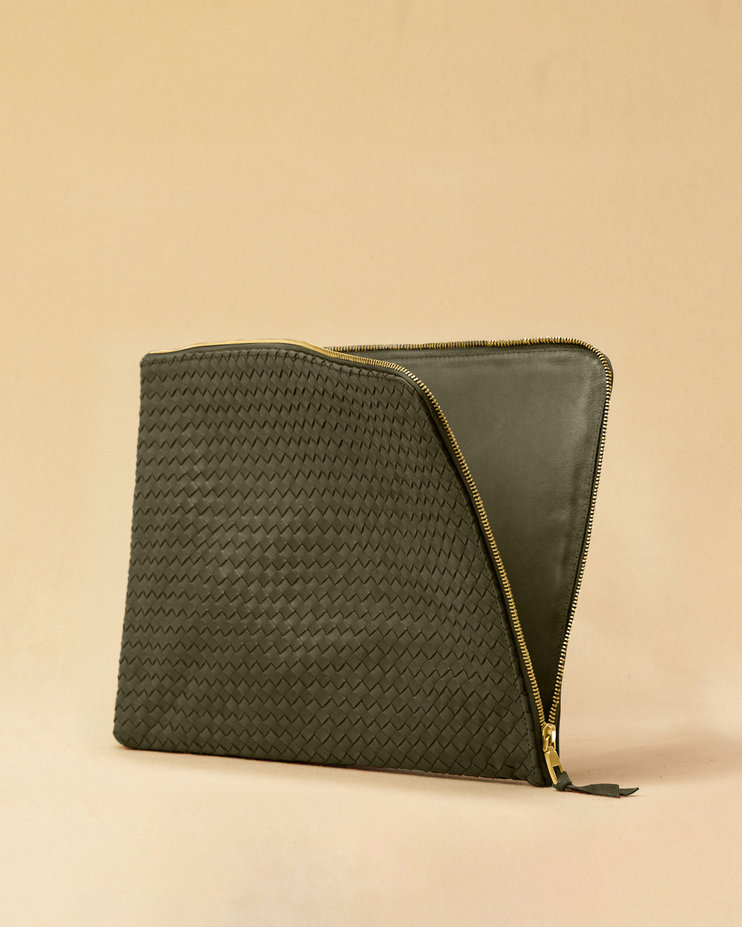 Style and Security, woven into one. The Braided Laptop Case 16 by LABEL17 combines hand-braided lamb nappa leather on the front with smooth leather on the back. Lightly padded, it holds laptops from 15” to 16” securely – with room for documents.
Also available for 13” and 14” devices.
Handmade in Morocco.