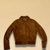 Die Lederjacke AMAL in Cognac besticht durch die kurze und figurschmeichelnde Passform, hergestellt in Marokko