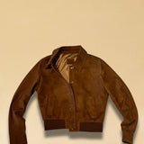Die Lederjacke AMAL in Cognac besticht durch die kurze und figurschmeichelnde Passform, hergestellt in Marokko