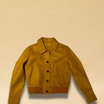 Die Lederjacke AMAL in Honey besticht durch die kurze und figurschmeichelnde Passform, hergestellt in Marokko