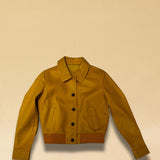 Die Lederjacke AMAL in Honey besticht durch die kurze und figurschmeichelnde Passform, hergestellt in Marokko