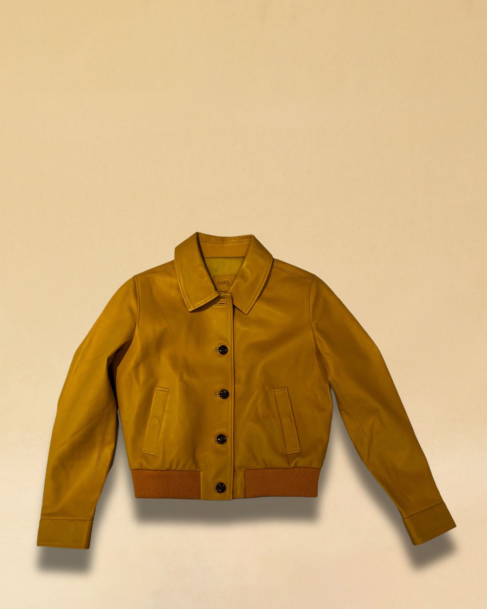Die Lederjacke AMAL in Honey besticht durch die kurze und figurschmeichelnde Passform, hergestellt in Marokko