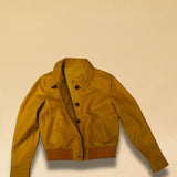 Die Lederjacke AMAL in Honey besticht durch die kurze und figurschmeichelnde Passform, hergestellt in Marokko