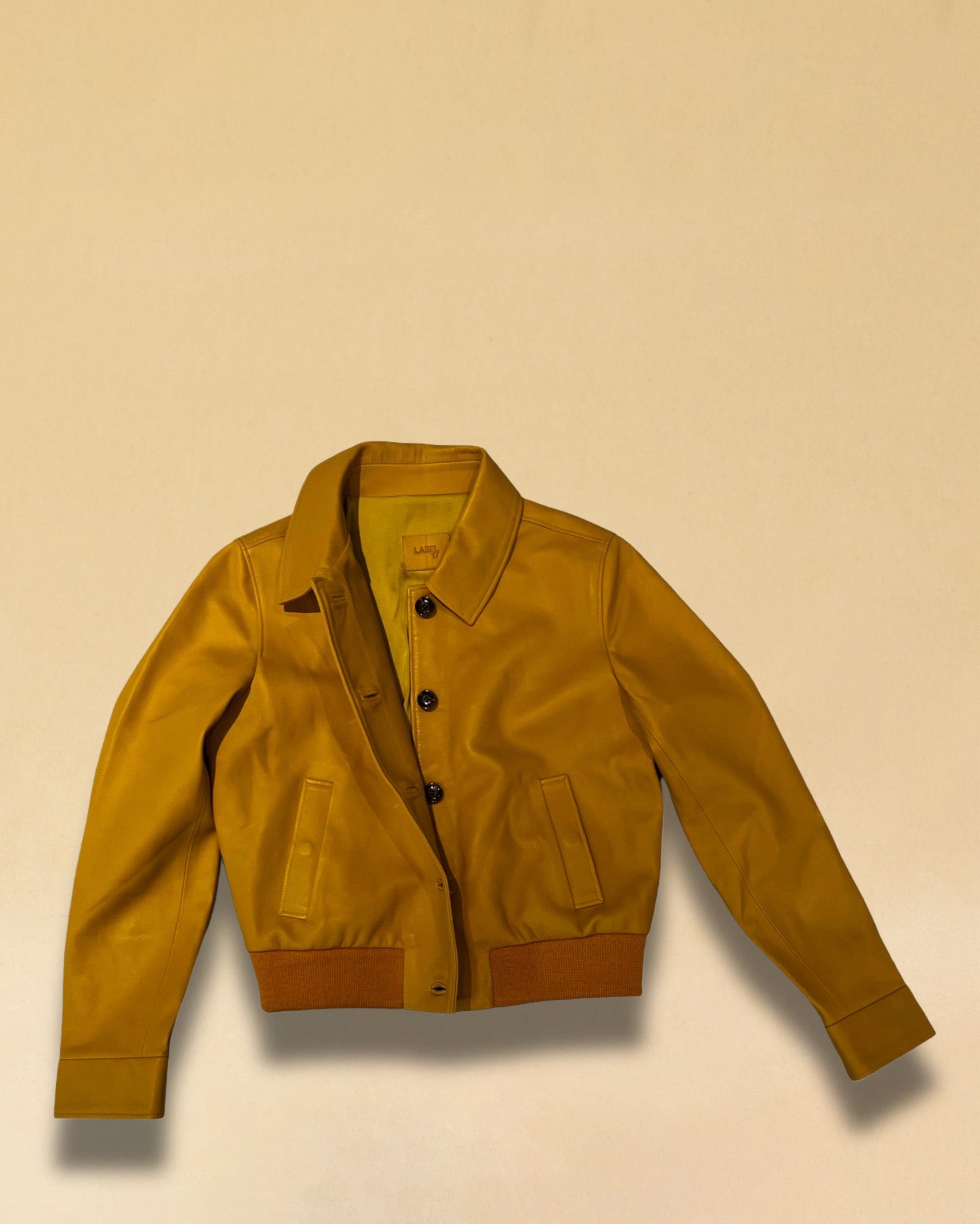 Die Lederjacke AMAL in Honey besticht durch die kurze und figurschmeichelnde Passform, hergestellt in Marokko