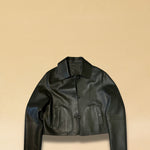 Die Lederjacke AMANDA in Olive besticht durch die kurze und kastige Passform, hergestellt in Marokko