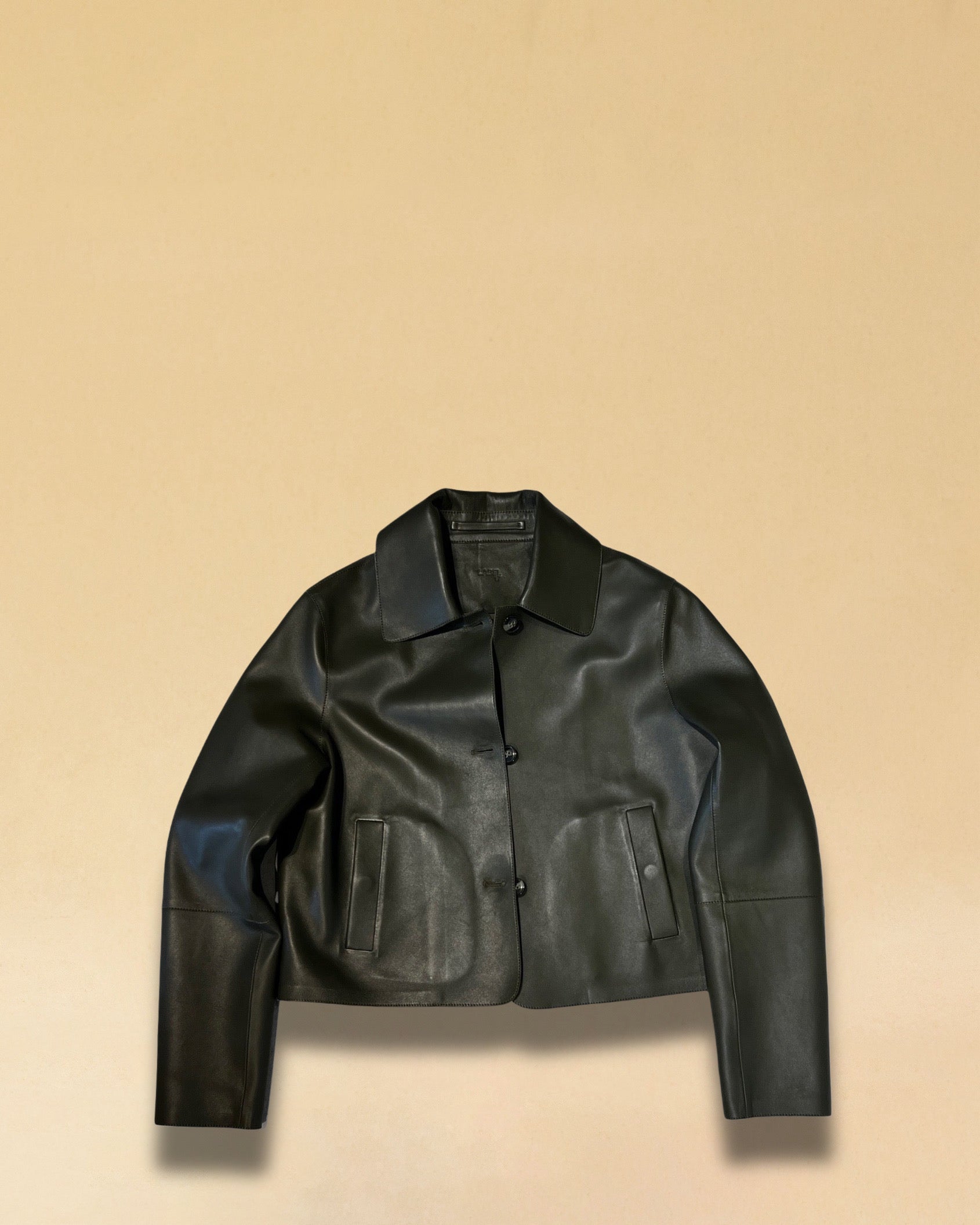 Die Lederjacke AMANDA in Olive besticht durch die kurze und kastige Passform, hergestellt in Marokko