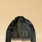 Die Lederjacke AMANDA in Olive besticht durch die kurze und kastige Passform, hergestellt in Marokko
