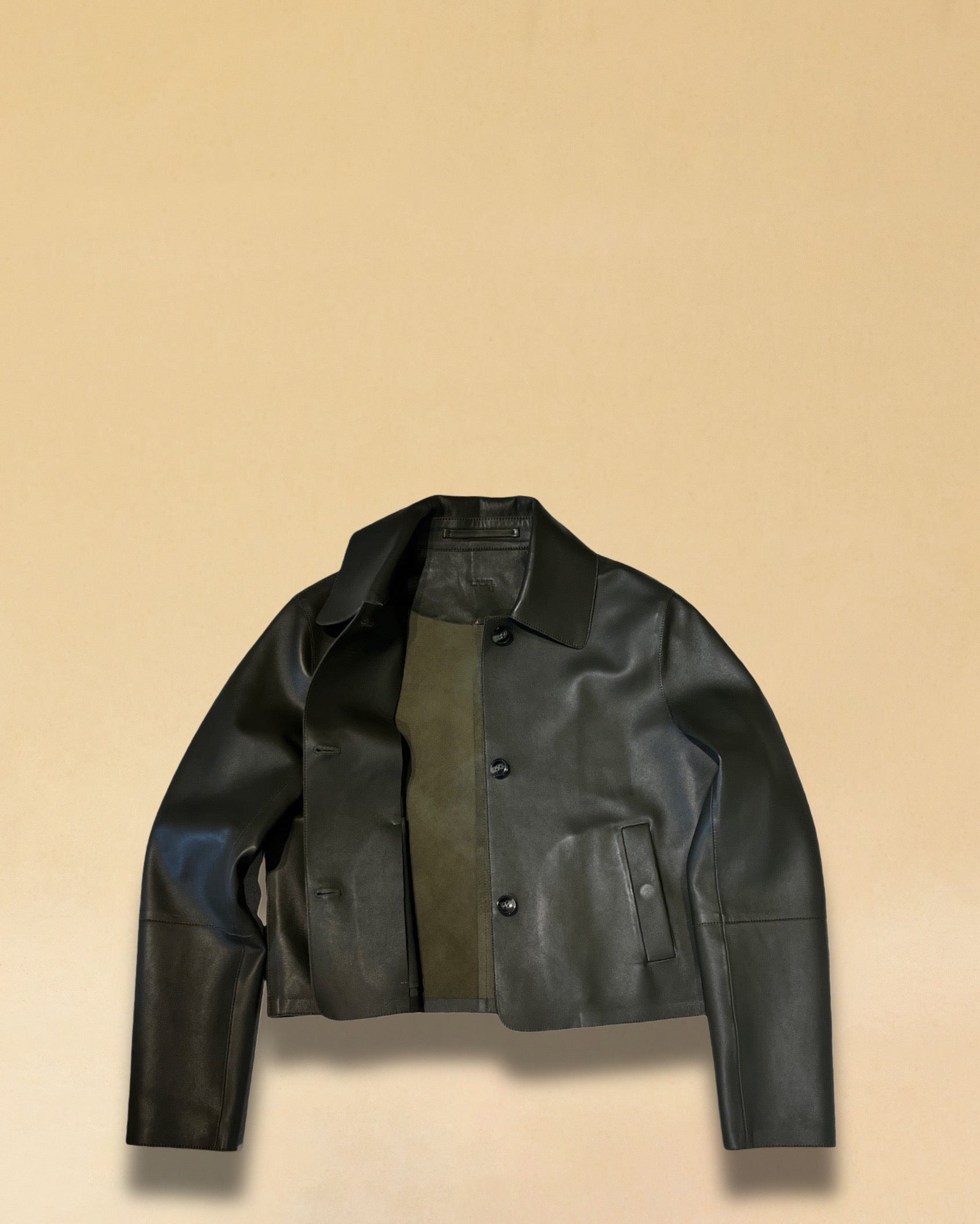 Die Lederjacke AMANDA in Olive besticht durch die kurze und kastige Passform, hergestellt in Marokko