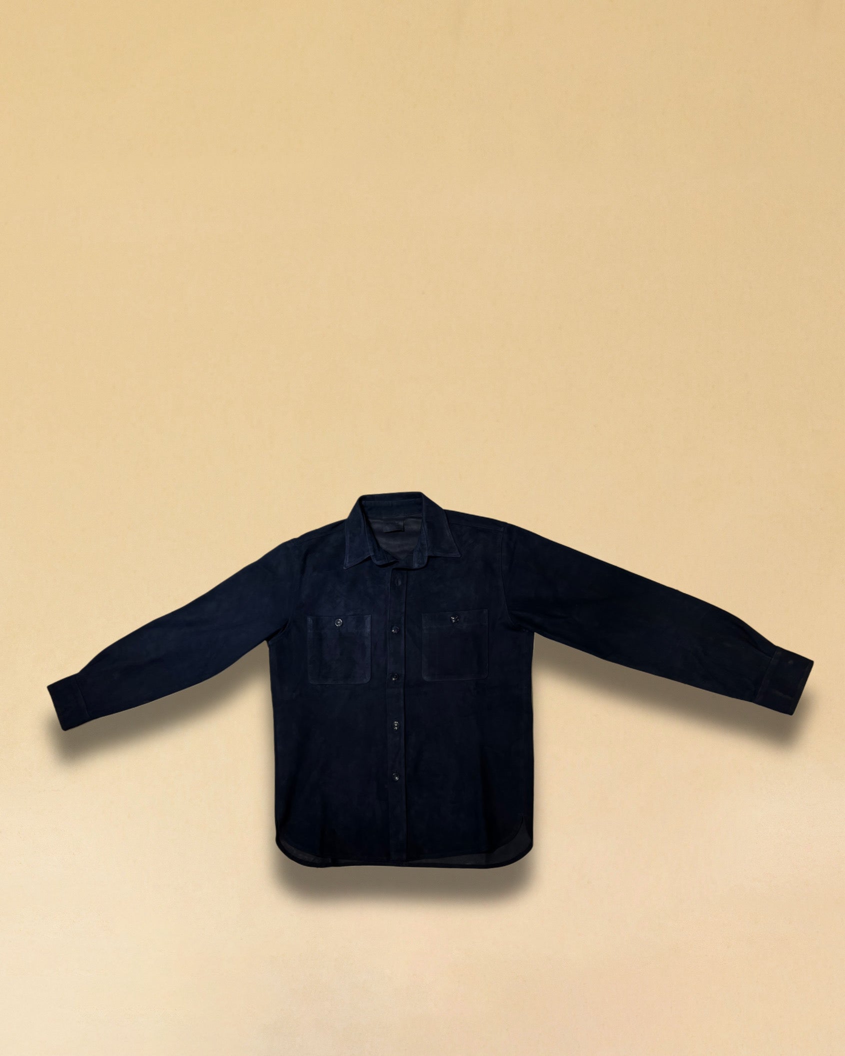 Overshirt 'OLIVIER' von LABEL17 in Blue. Das Shirt-Modell in Suede Qualität begeistert als Übergangsbegleiter. Modische Hemd-Aufmachung, gefertigt in Marokko