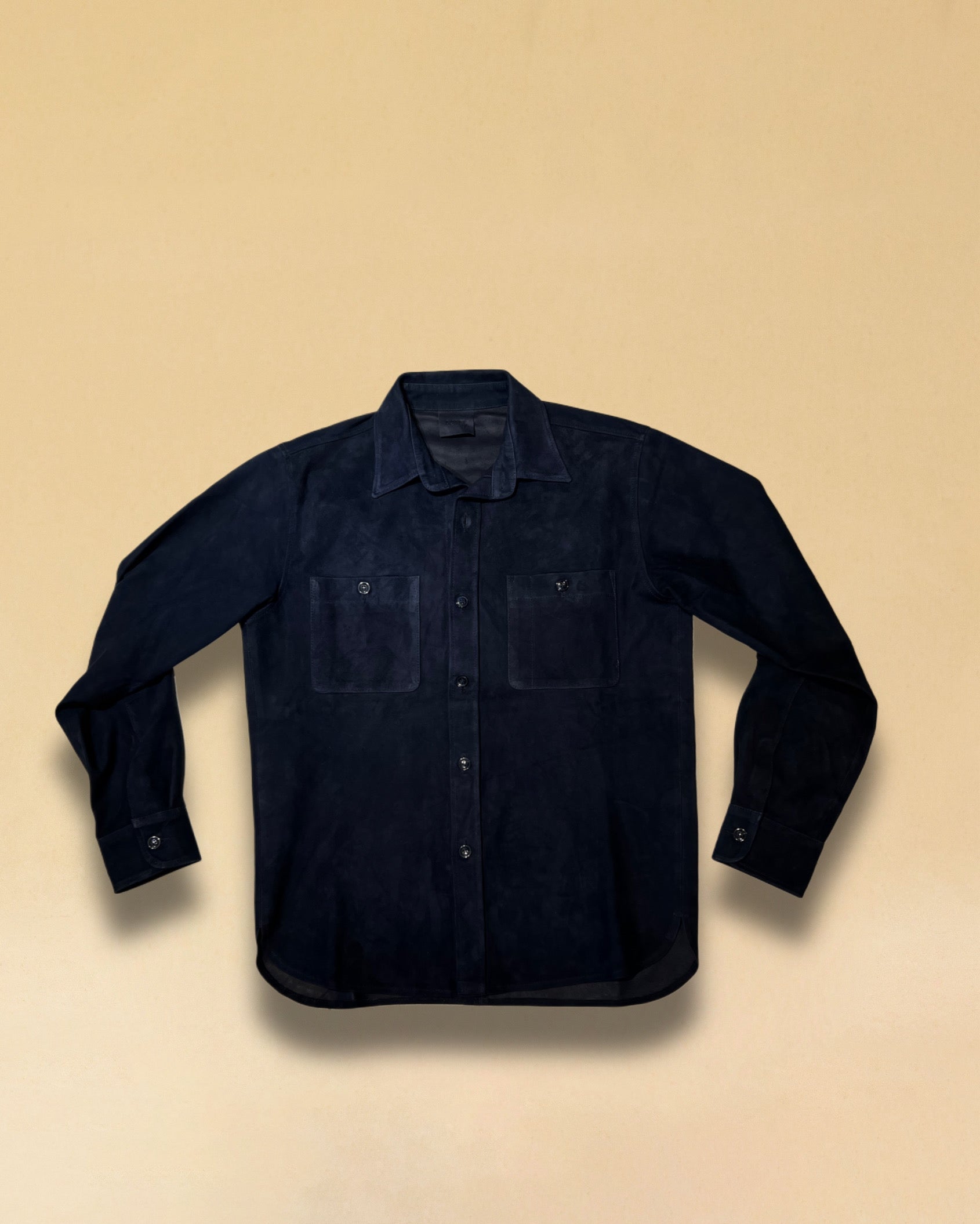 Overshirt 'OLIVIER' von LABEL17 in Blue. Das Shirt-Modell in Suede Qualität begeistert als Übergangsbegleiter. Modische Hemd-Aufmachung, gefertigt in Marokko