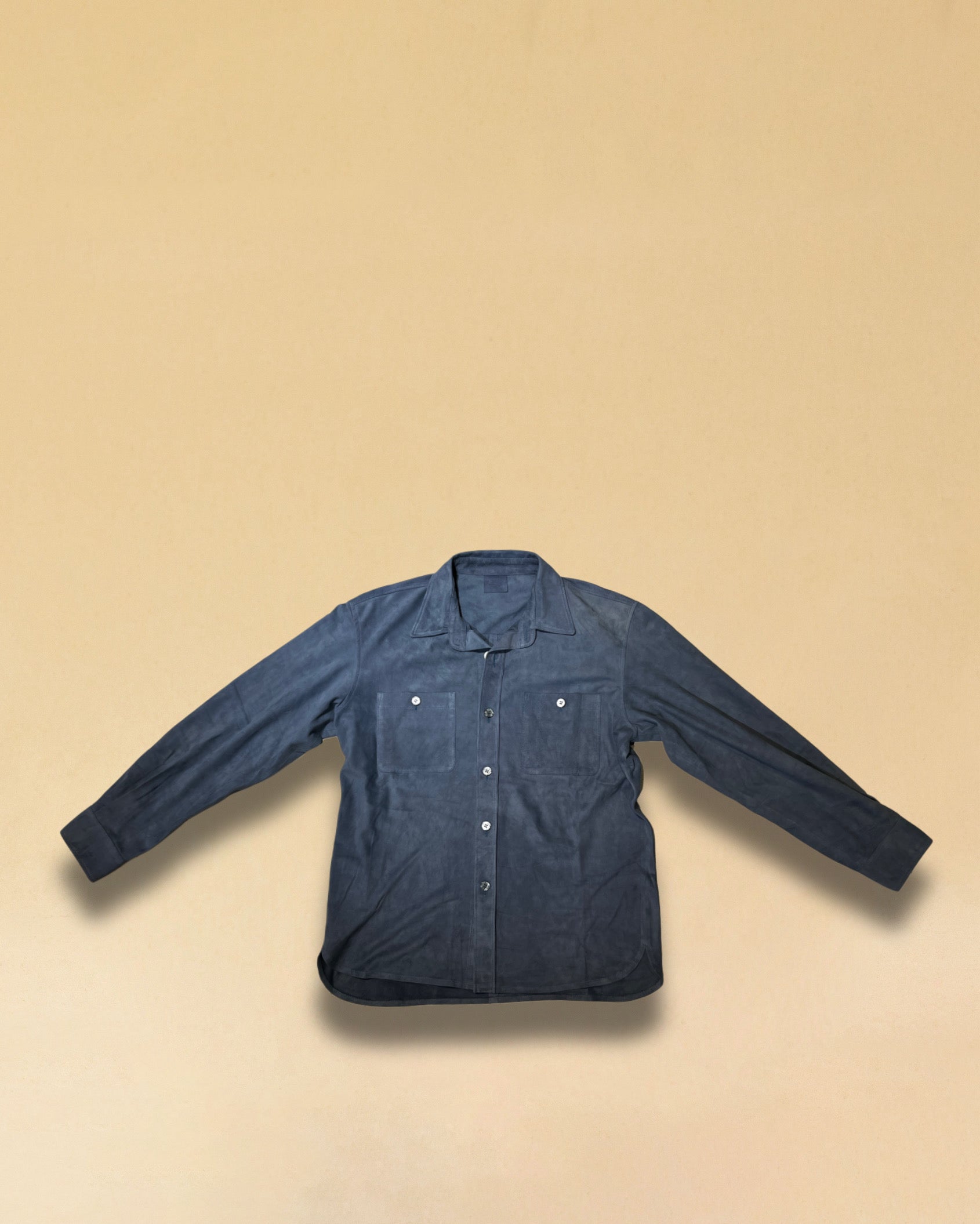 Overshirt 'OLIVIER' von LABEL17 in Ciel. Das Shirt-Modell in Suede Qualität begeistert als Übergangsbegleiter. Modische Hemd-Aufmachung, gefertigt in Marokko
