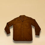 Overshirt 'OLIVIER' von LABEL17 in Cognac. Das Shirt-Modell in Suede Qualität begeistert als Übergangsbegleiter. Modische Hemd-Aufmachung, gefertigt in Marokko