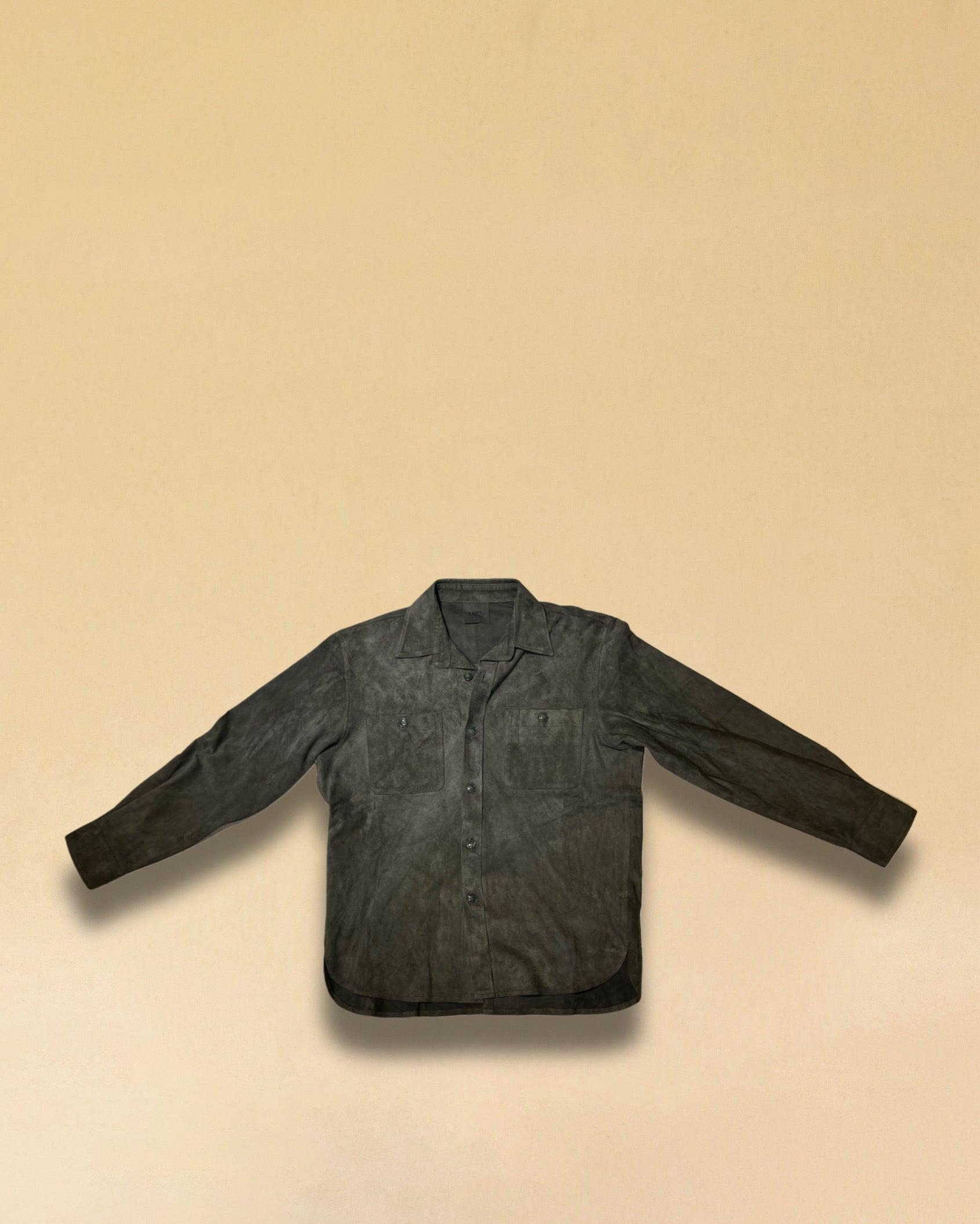 Overshirt 'OLIVIER' von LABEL17 in Olive. Das Shirt-Modell in Suede Qualität begeistert als Übergangsbegleiter. Modische Hemd-Aufmachung, gefertigt in Marokko