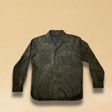 Overshirt 'OLIVIER' von LABEL17 in Olive. Das Shirt-Modell in Suede Qualität begeistert als Übergangsbegleiter. Modische Hemd-Aufmachung, gefertigt in Marokko