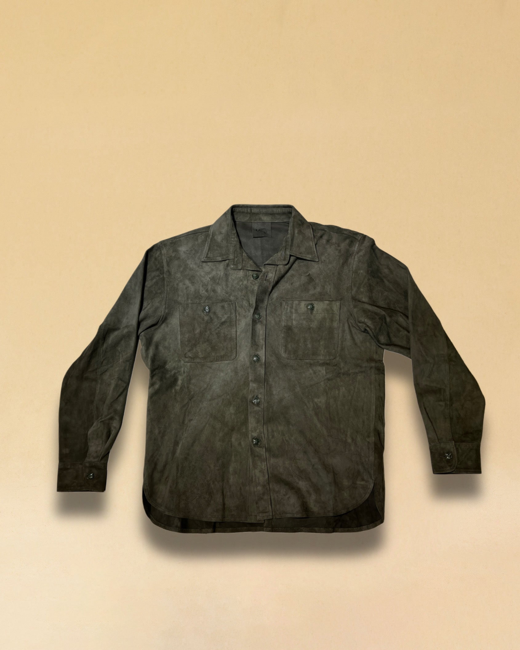 Overshirt 'OLIVIER' von LABEL17 in Olive. Das Shirt-Modell in Suede Qualität begeistert als Übergangsbegleiter. Modische Hemd-Aufmachung, gefertigt in Marokko